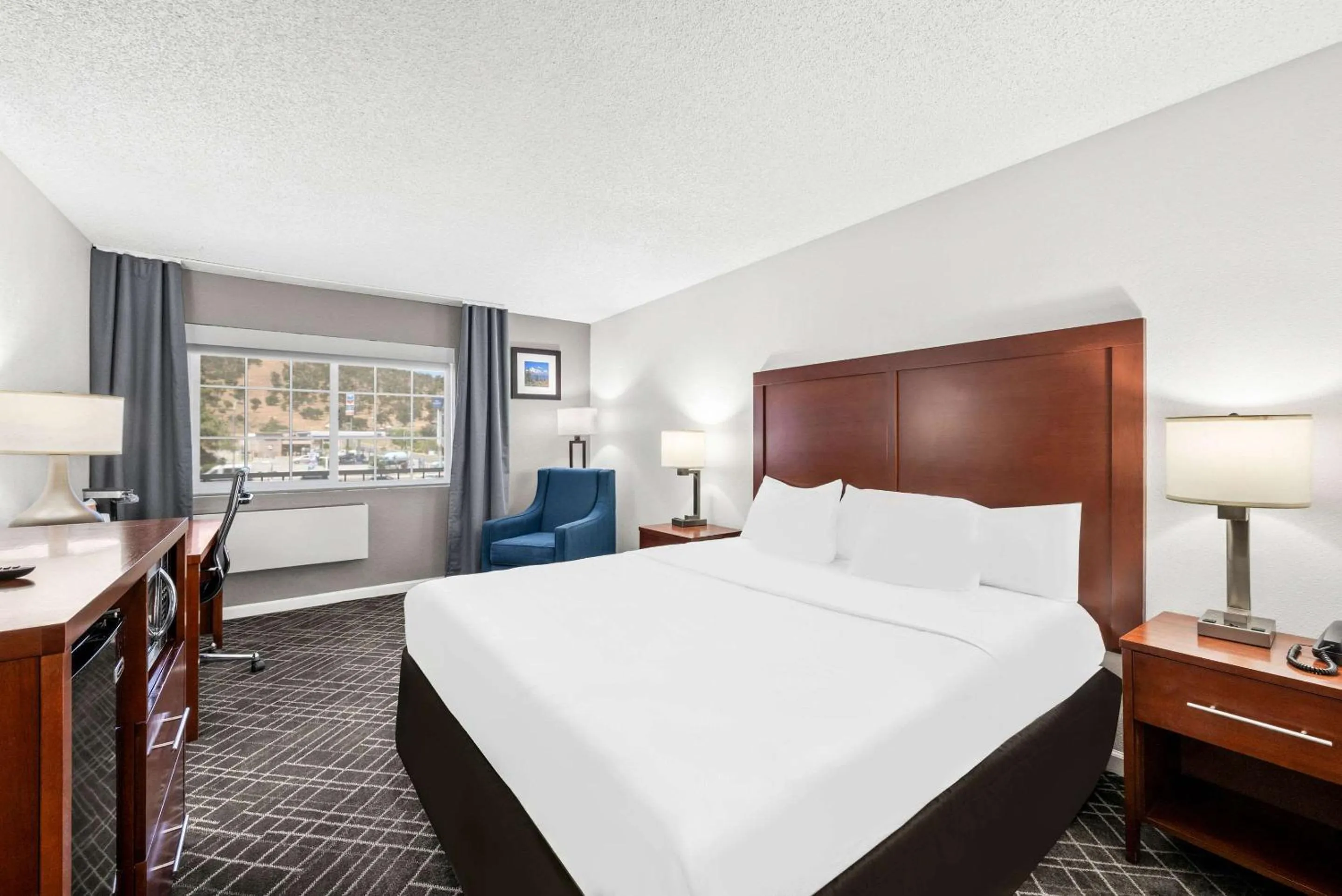 Bedroom, Bed in Comfort Inn Yreka I-5