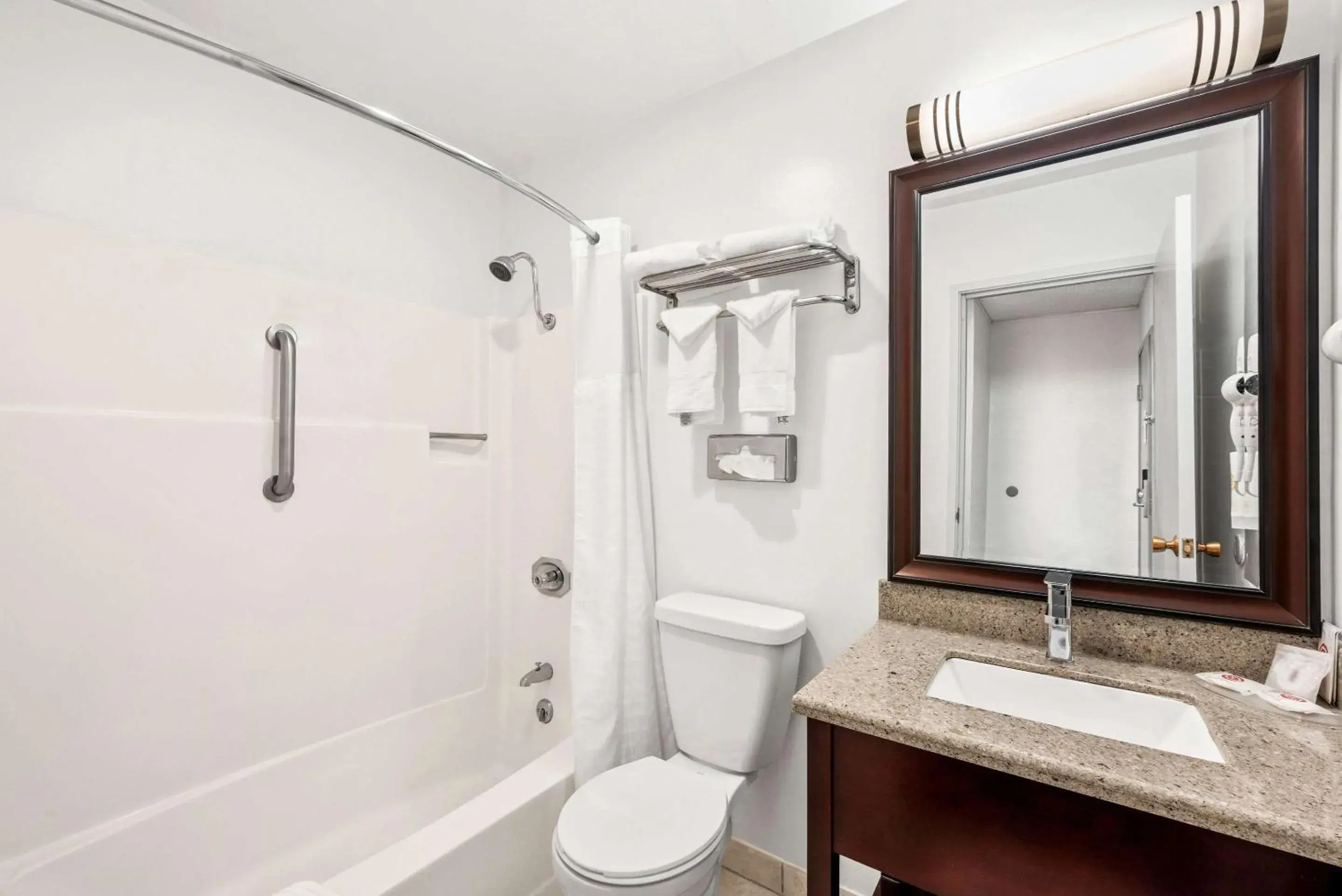 Bedroom in Comfort Inn Yreka I-5 Bedroom in Comfort Inn Yreka I-5