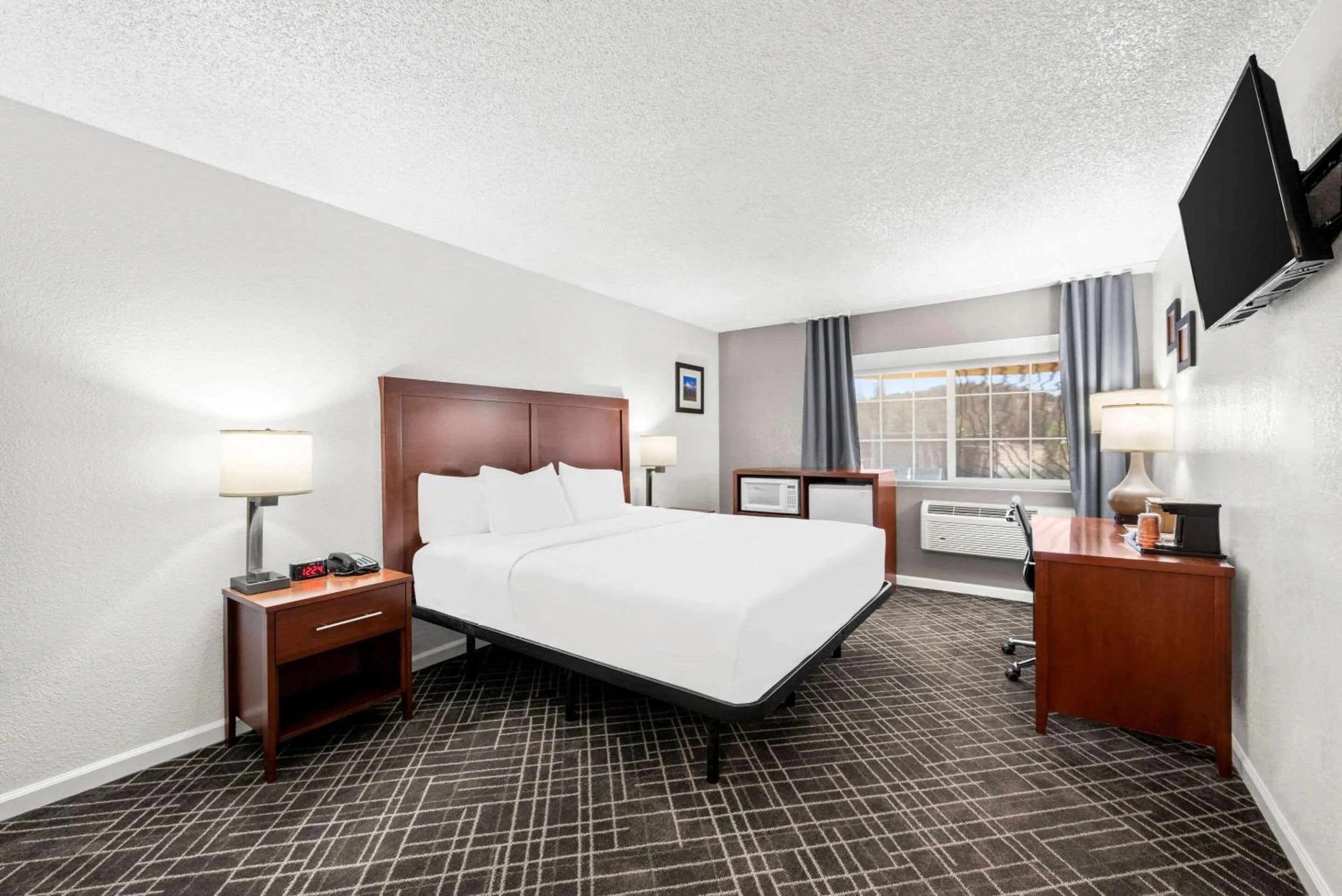 Bedroom, Bed in Comfort Inn Yreka I-5