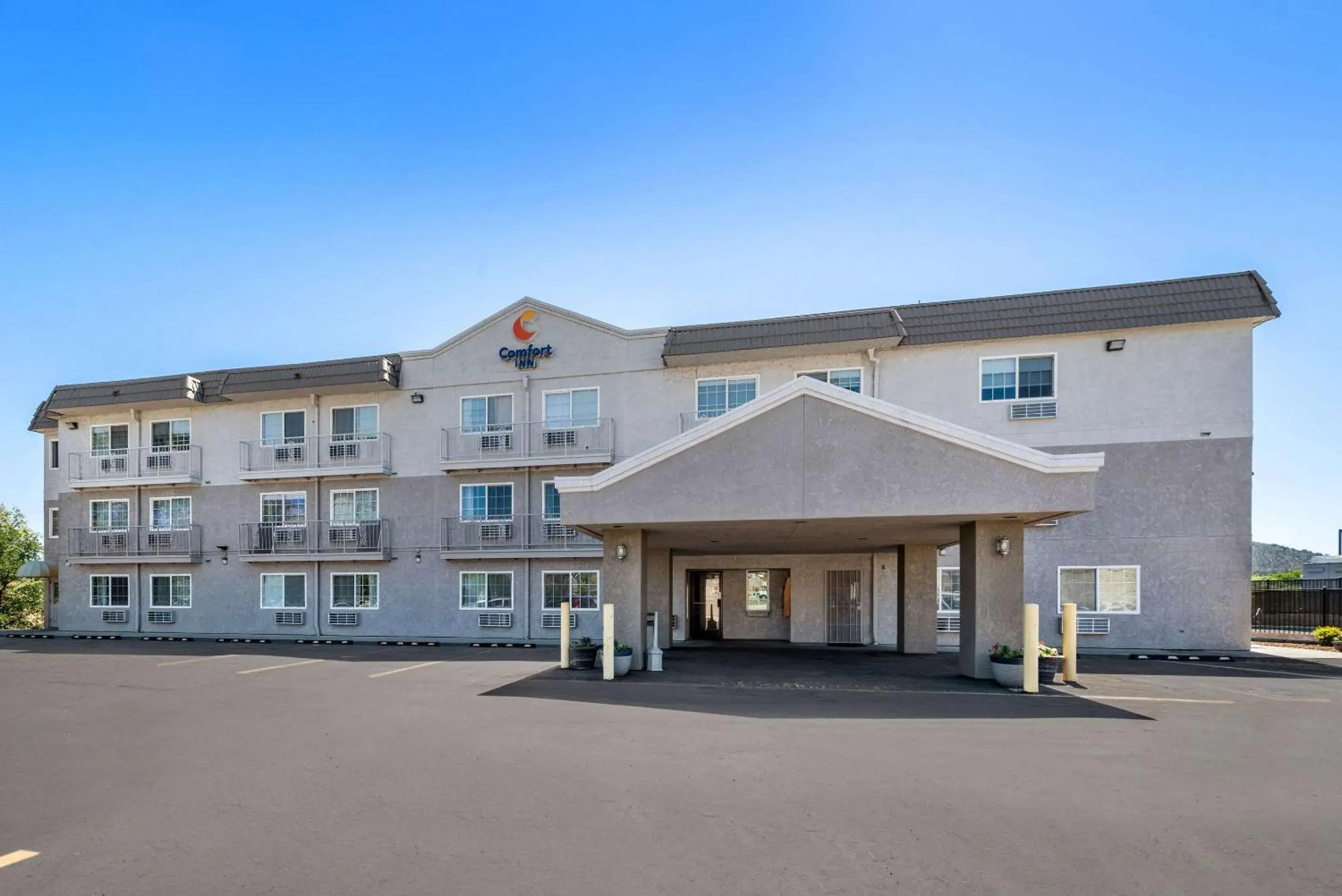 Property building in Comfort Inn Yreka I-5 Property building in Comfort Inn Yreka I-5