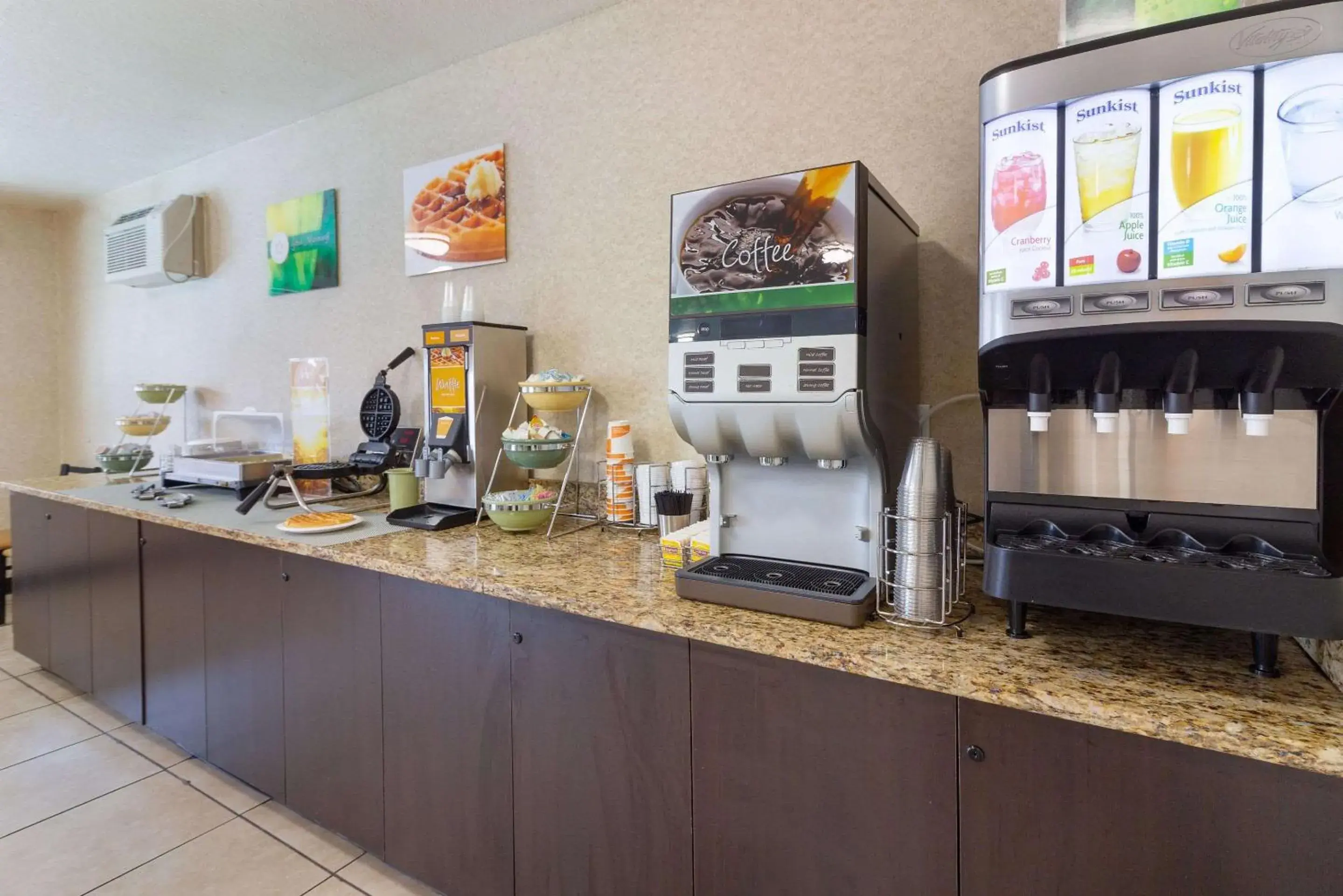 Restaurant/places to eat, Kitchen/Kitchenette in Quality Inn Yakima near State Fair Park