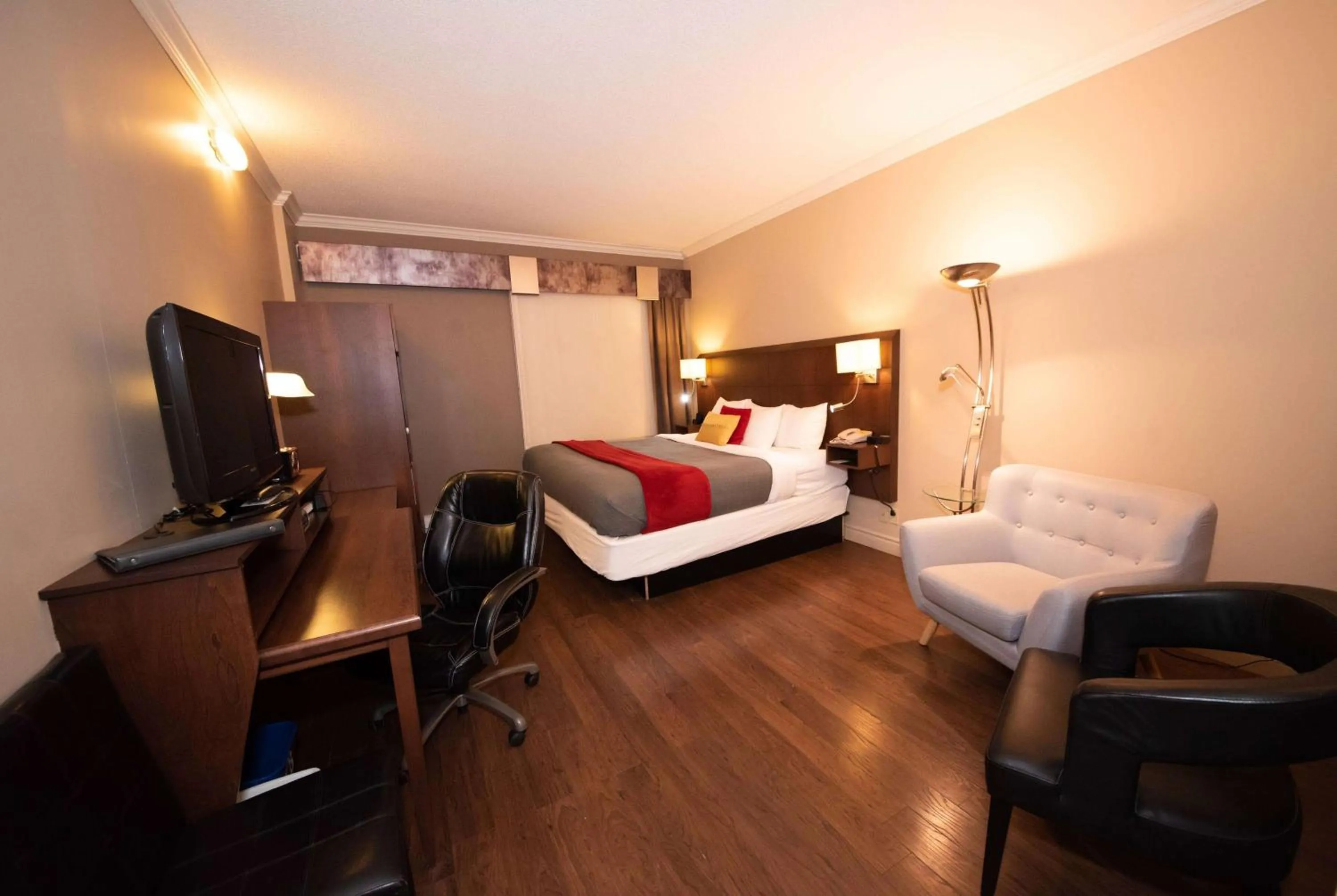 Photo of the whole room, Bed in Days Inn by Wyndham Berthierville