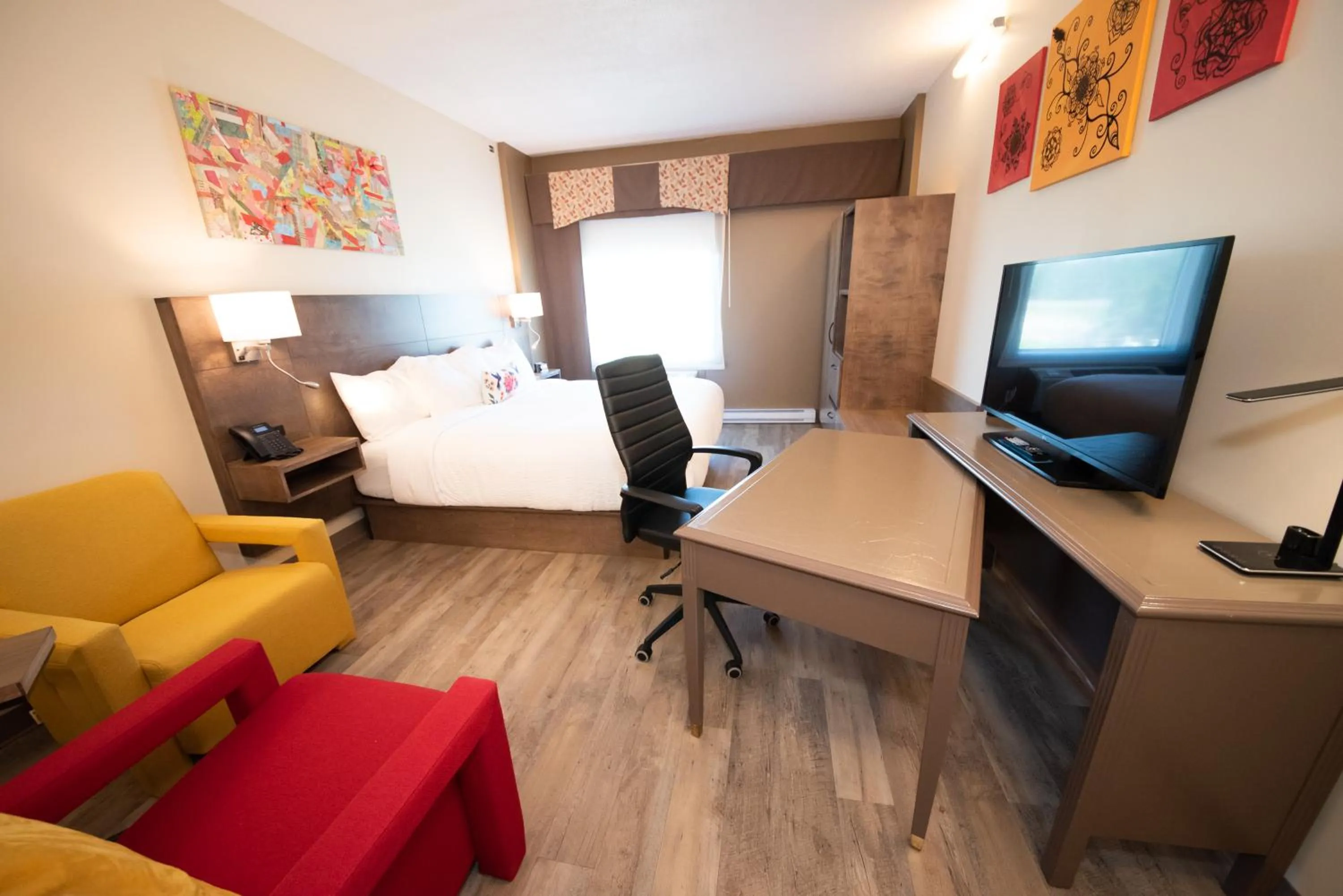 Seating area, Bed in Days Inn by Wyndham Berthierville