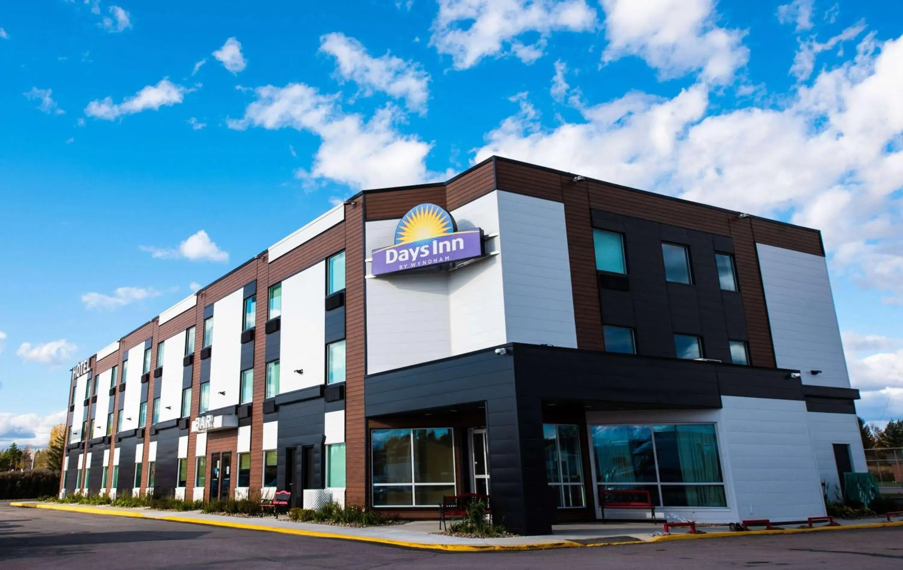 Property building in Days Inn by Wyndham Berthierville Property building in Days Inn by Wyndham Berthierville