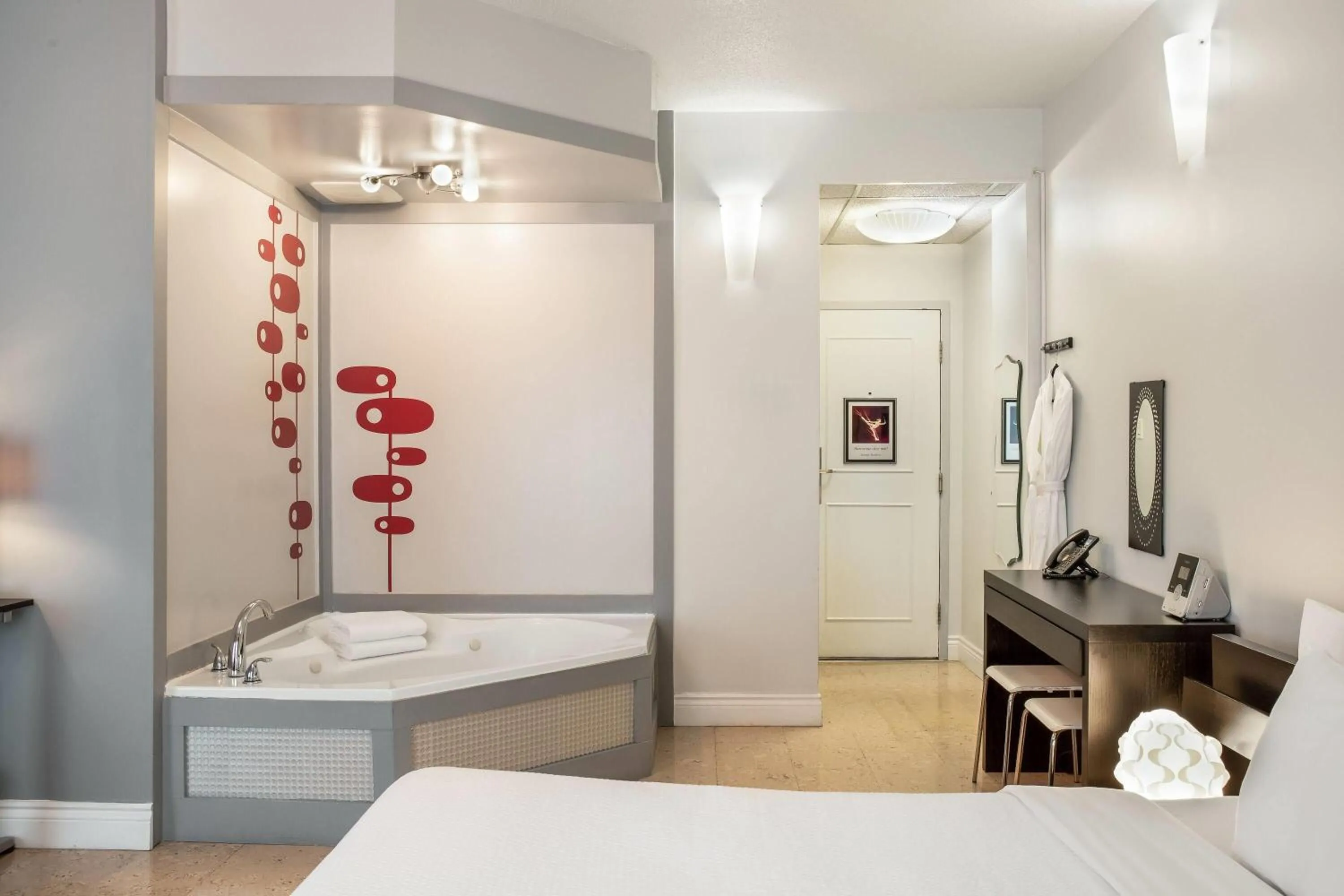 Photo of the whole room, Bed in Days Inn by Wyndham Berthierville