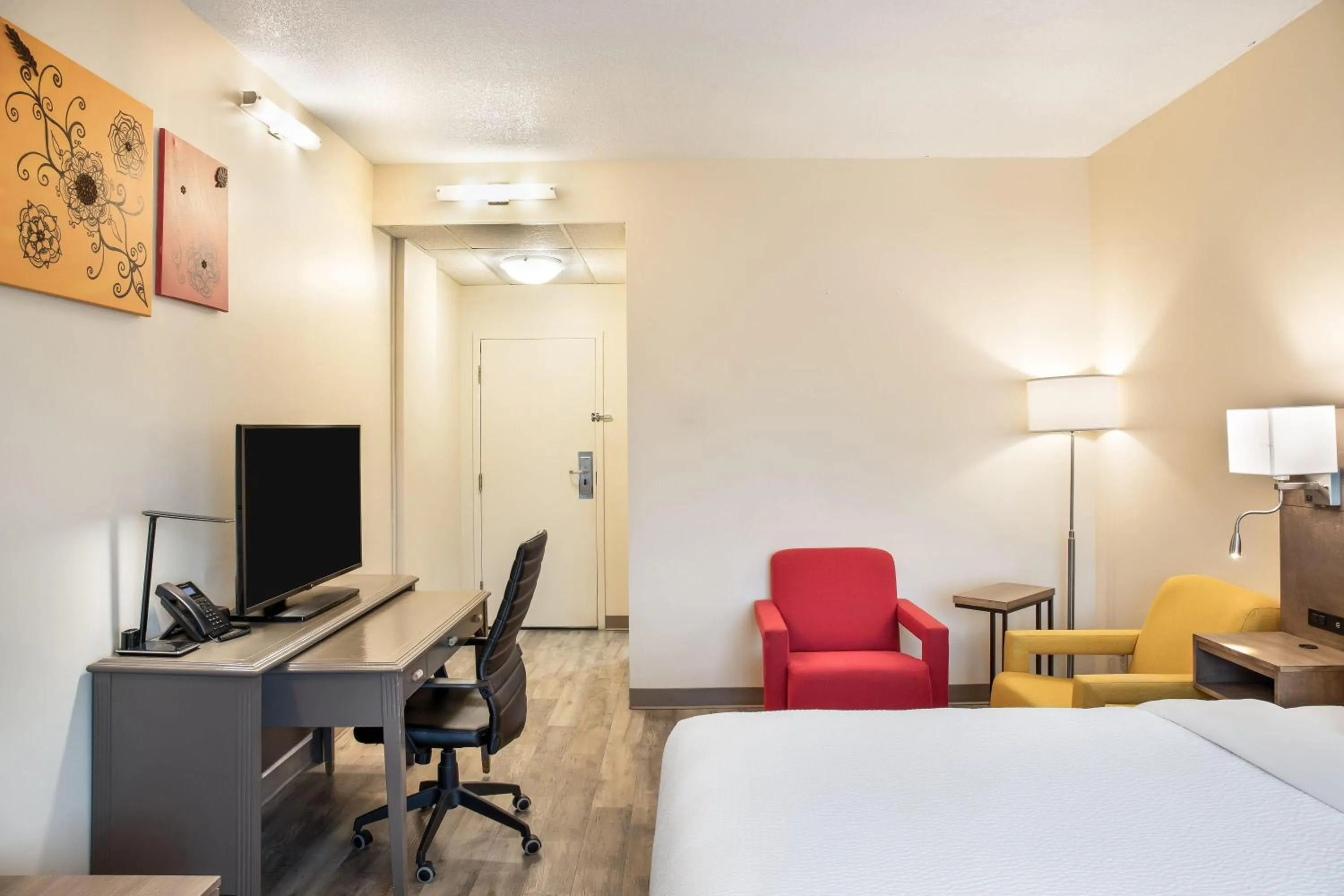 Bed in Days Inn by Wyndham Berthierville