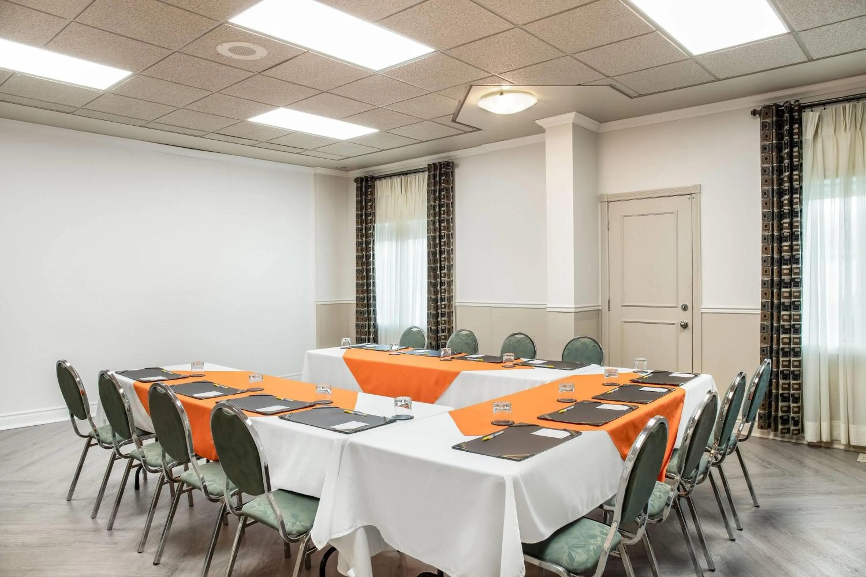 Meeting/conference room in Days Inn by Wyndham Berthierville