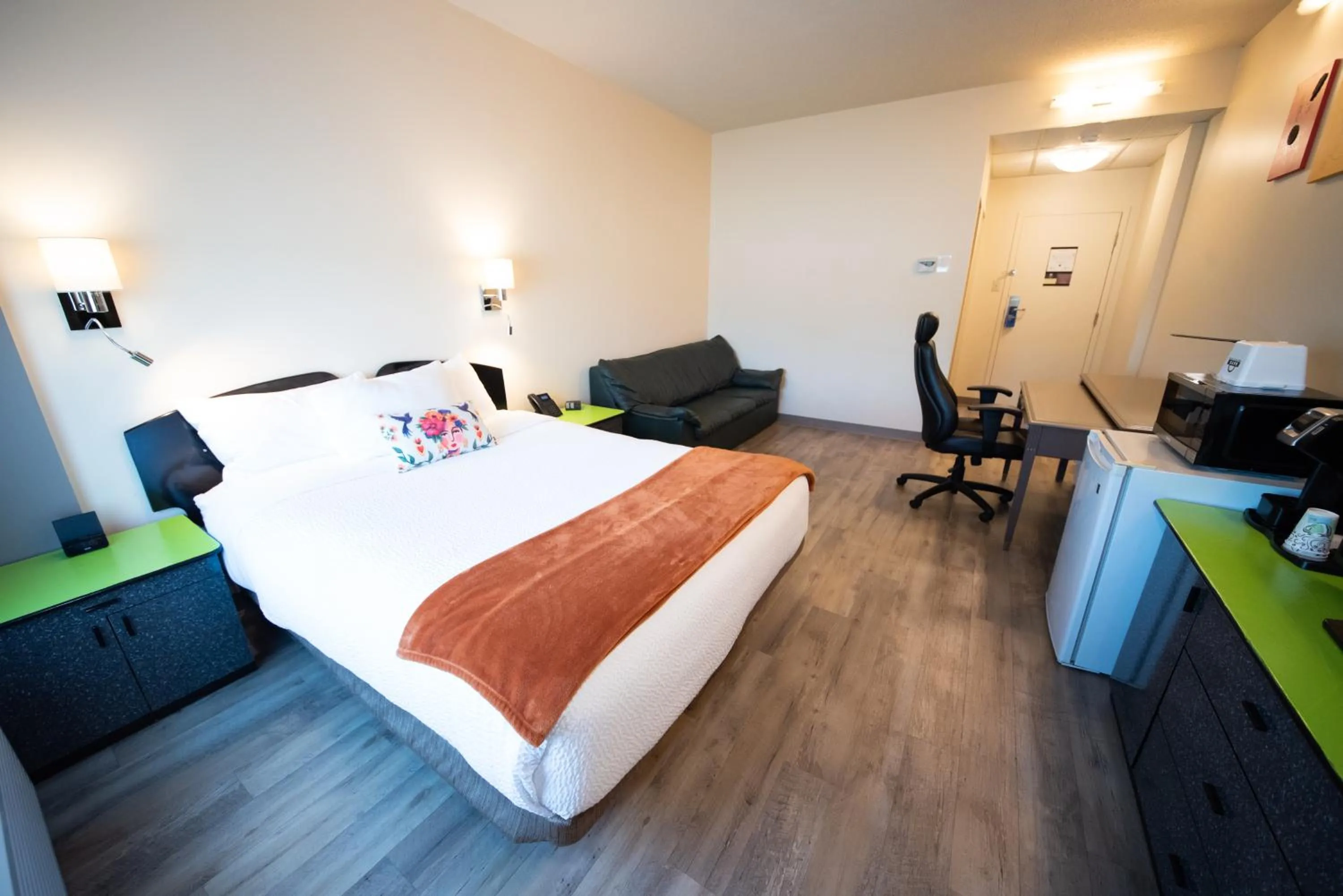 Photo of the whole room, Bed in Days Inn by Wyndham Berthierville