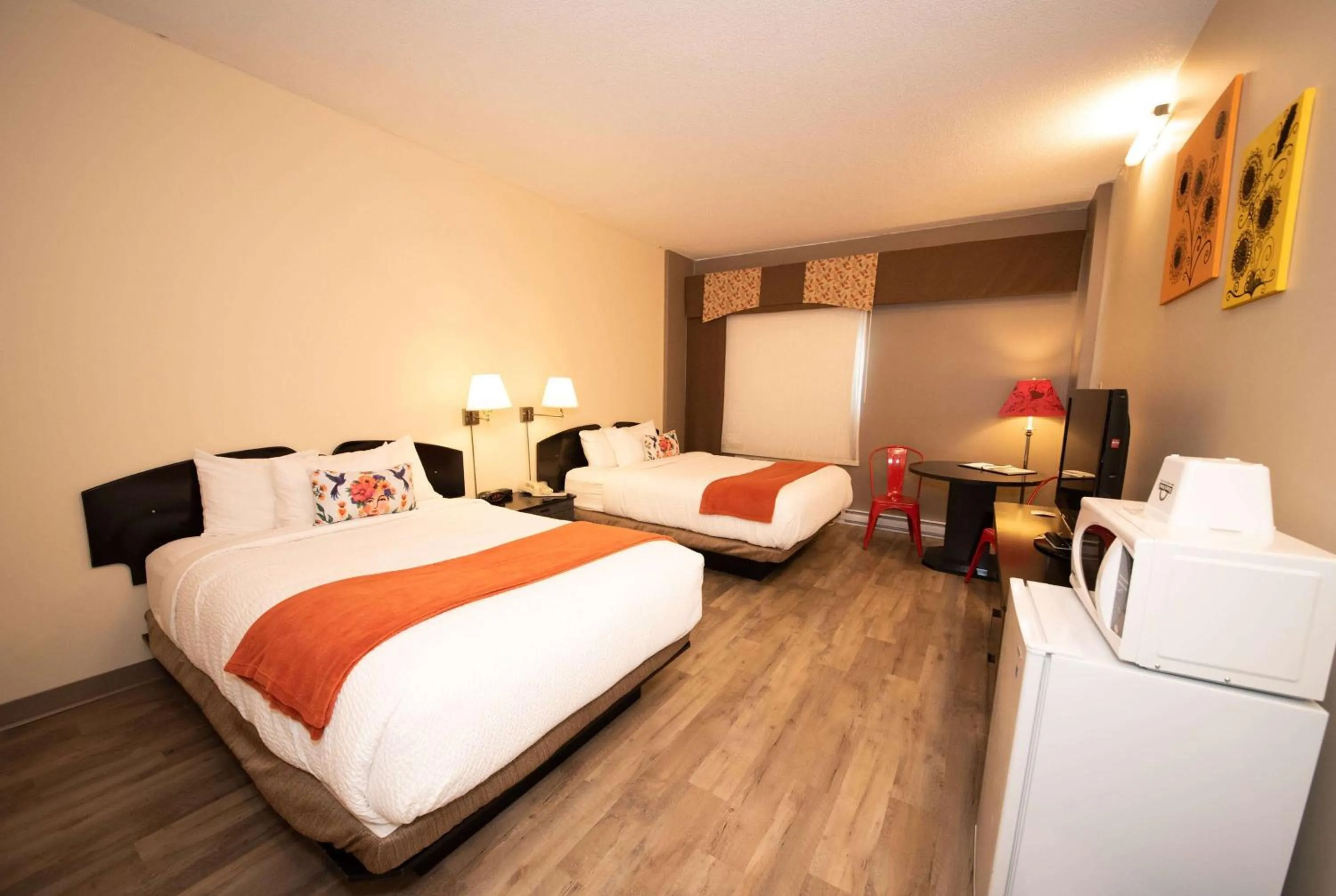 Photo of the whole room, Bed in Days Inn by Wyndham Berthierville