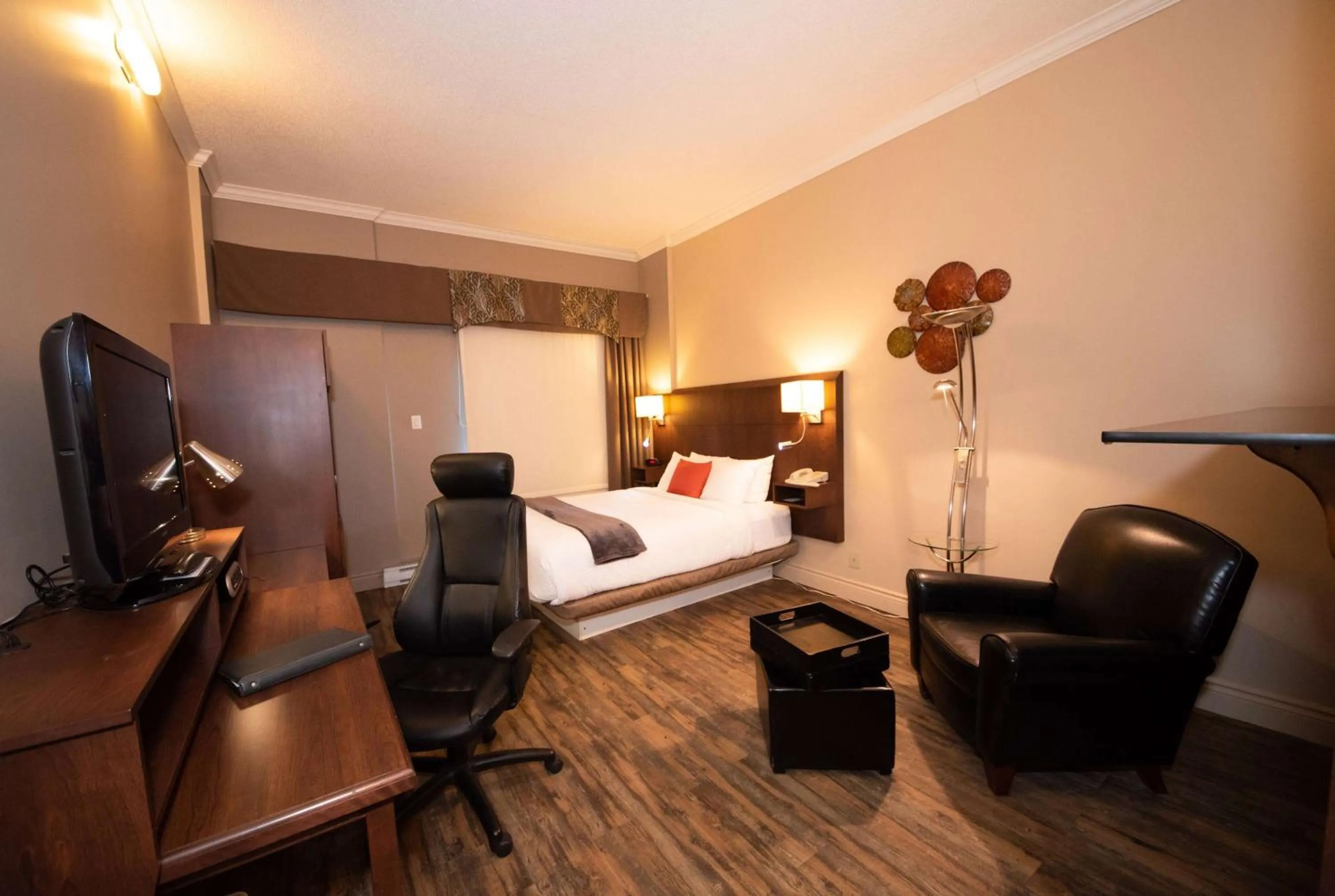 Photo of the whole room, Bed in Days Inn by Wyndham Berthierville