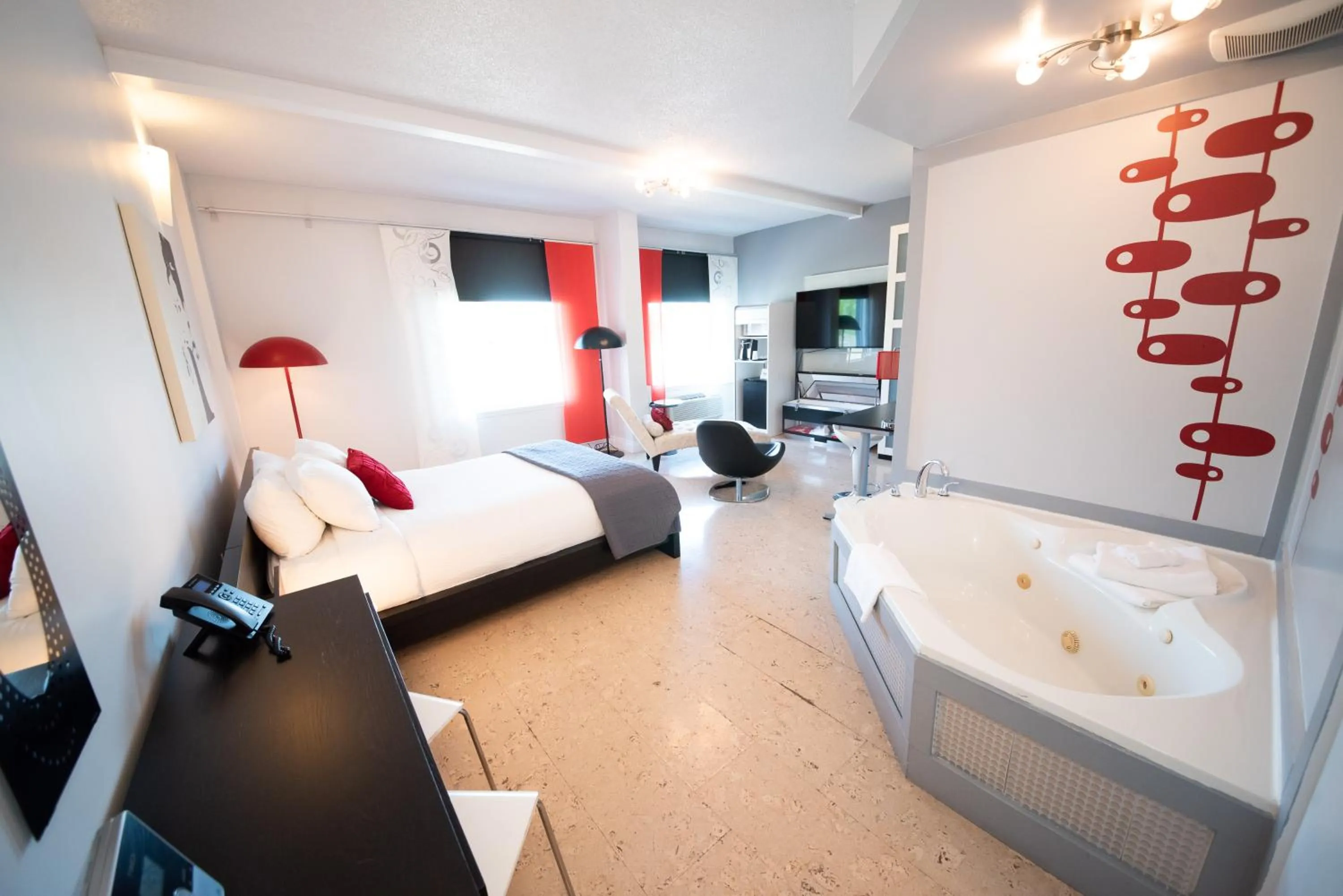 Photo of the whole room, Bed in Days Inn by Wyndham Berthierville