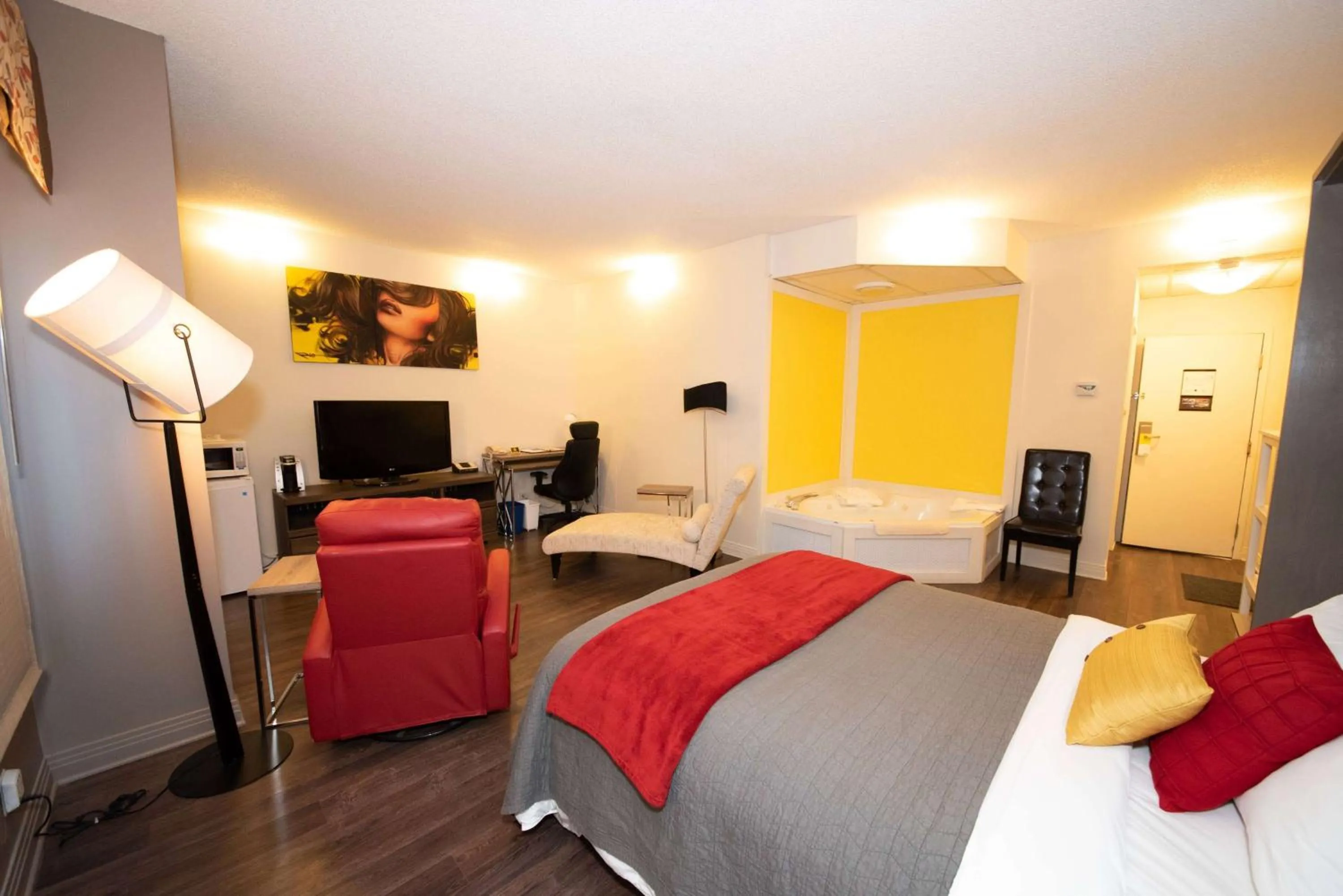 Photo of the whole room, Bed in Days Inn by Wyndham Berthierville