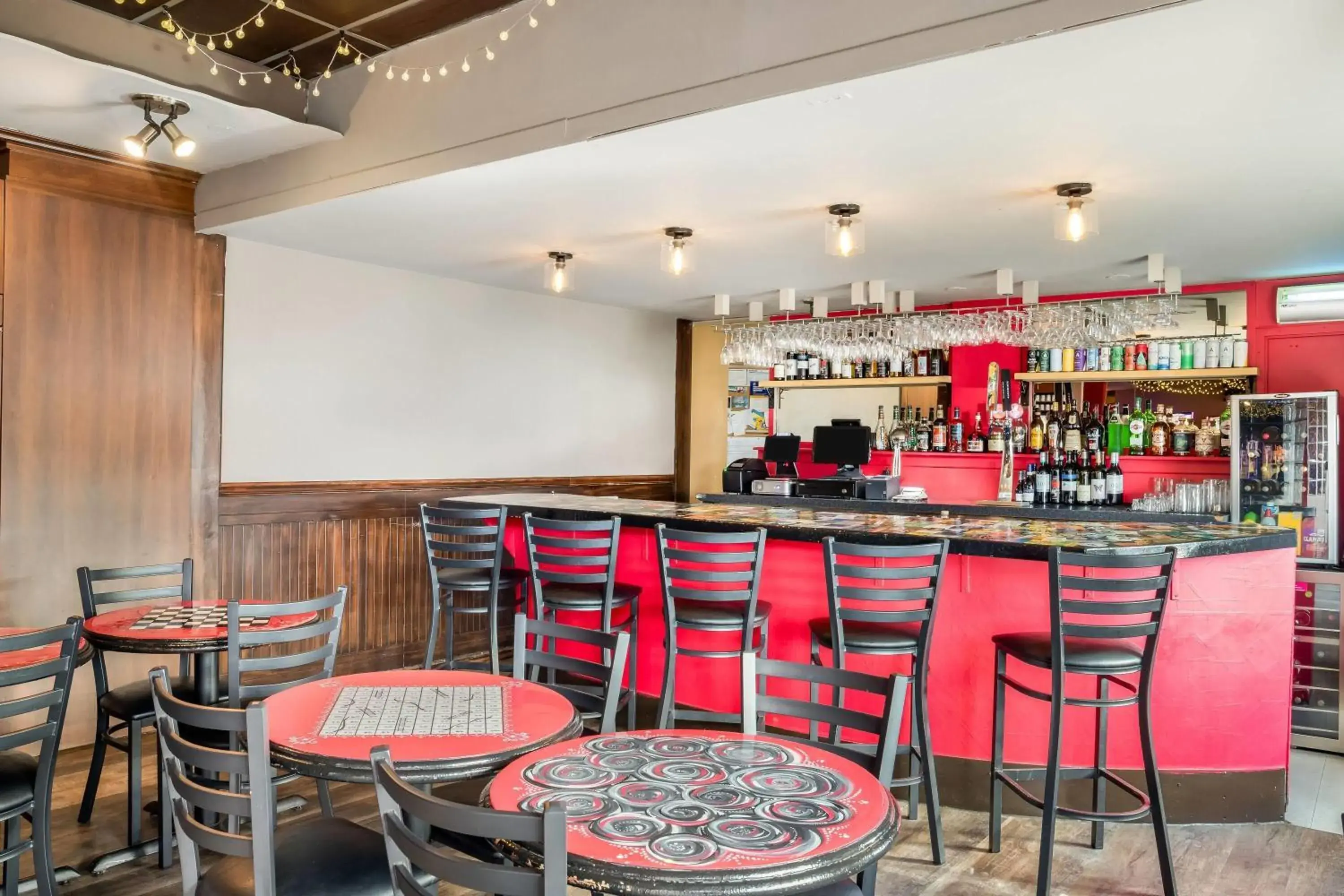 Lounge or bar in Days Inn by Wyndham Berthierville Lounge or bar in Days Inn by Wyndham Berthierville