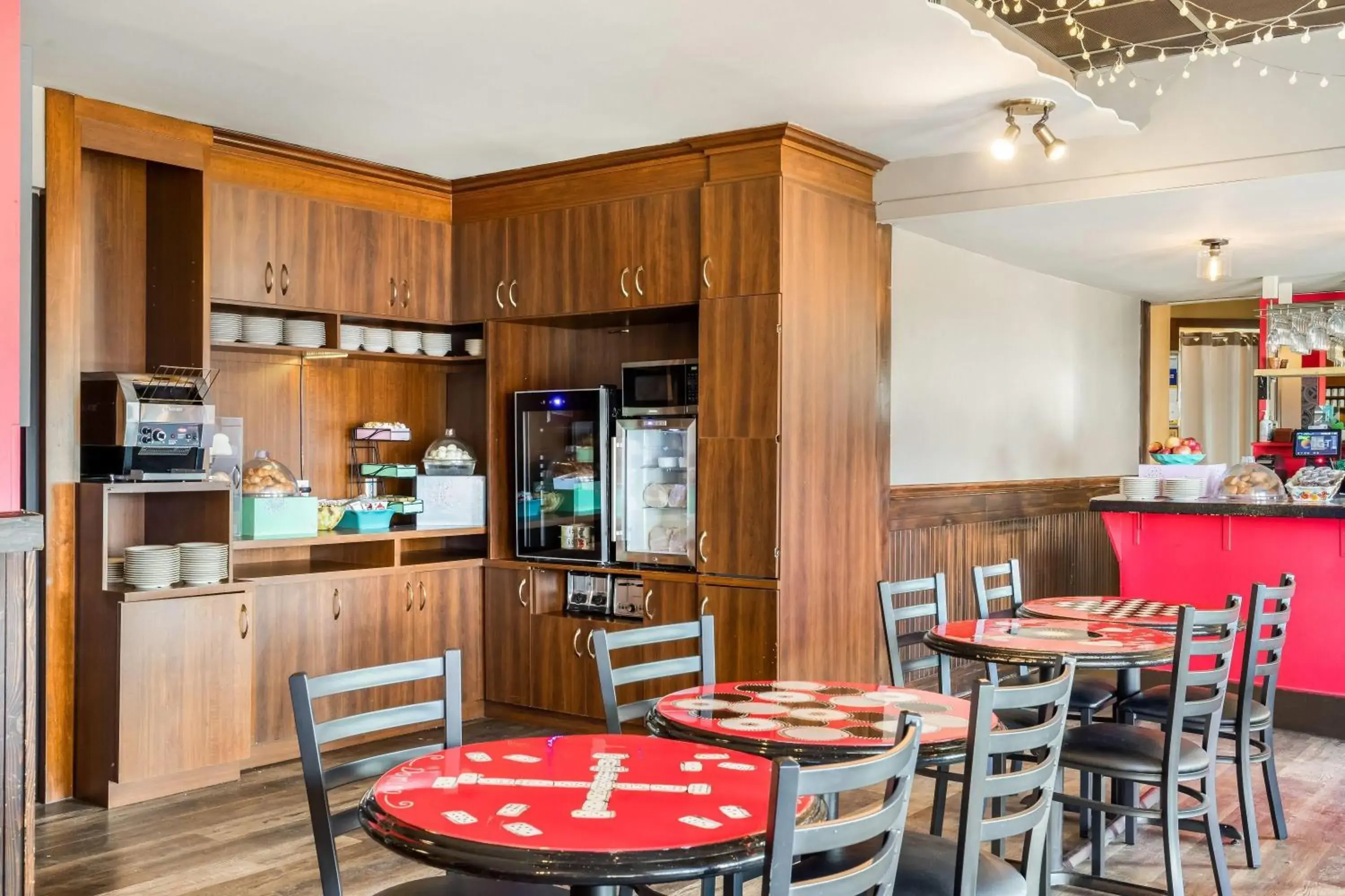 Restaurant/places to eat in Days Inn by Wyndham Berthierville Restaurant/places to eat in Days Inn by Wyndham Berthierville