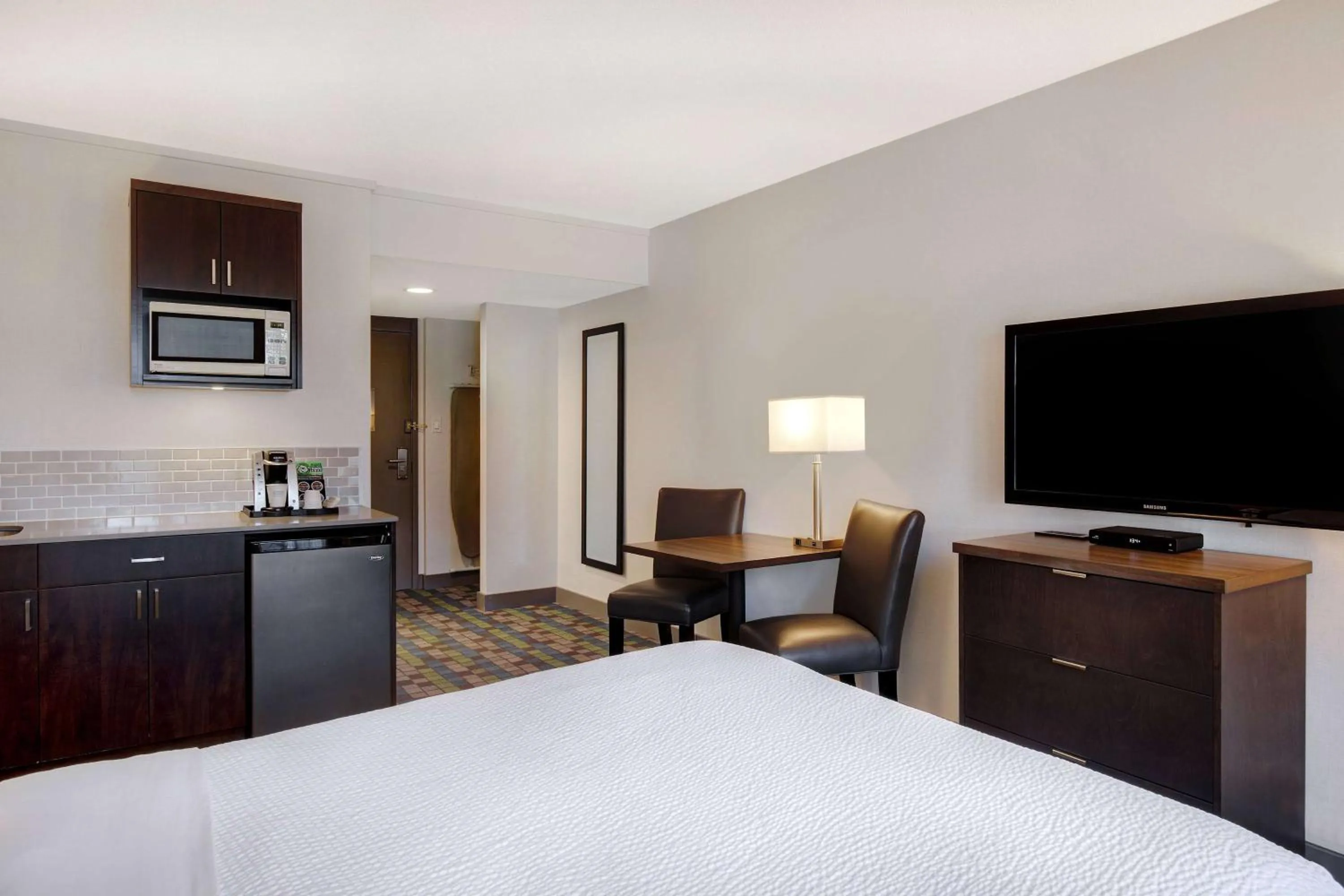 Photo of the whole room, Bed in Days Inn by Wyndham Victoria Airport Sidney