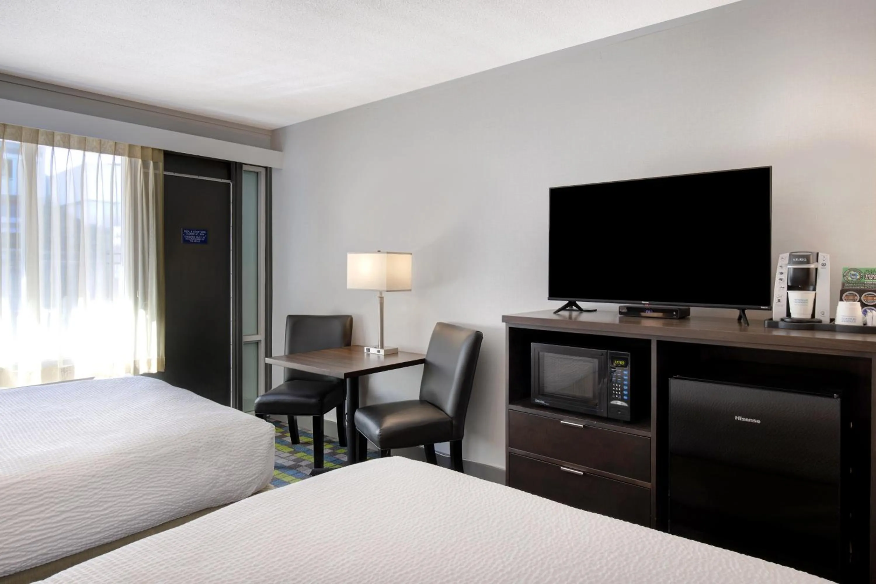 TV and multimedia, Bed in Days Inn by Wyndham Victoria Airport Sidney