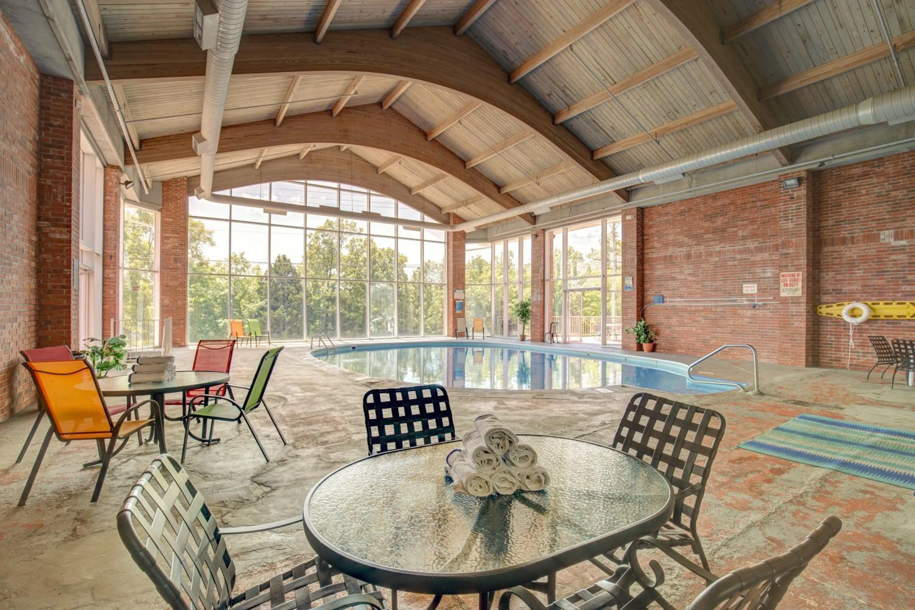Swimming pool in Howard Johnson by Wyndham Branson Theatre District