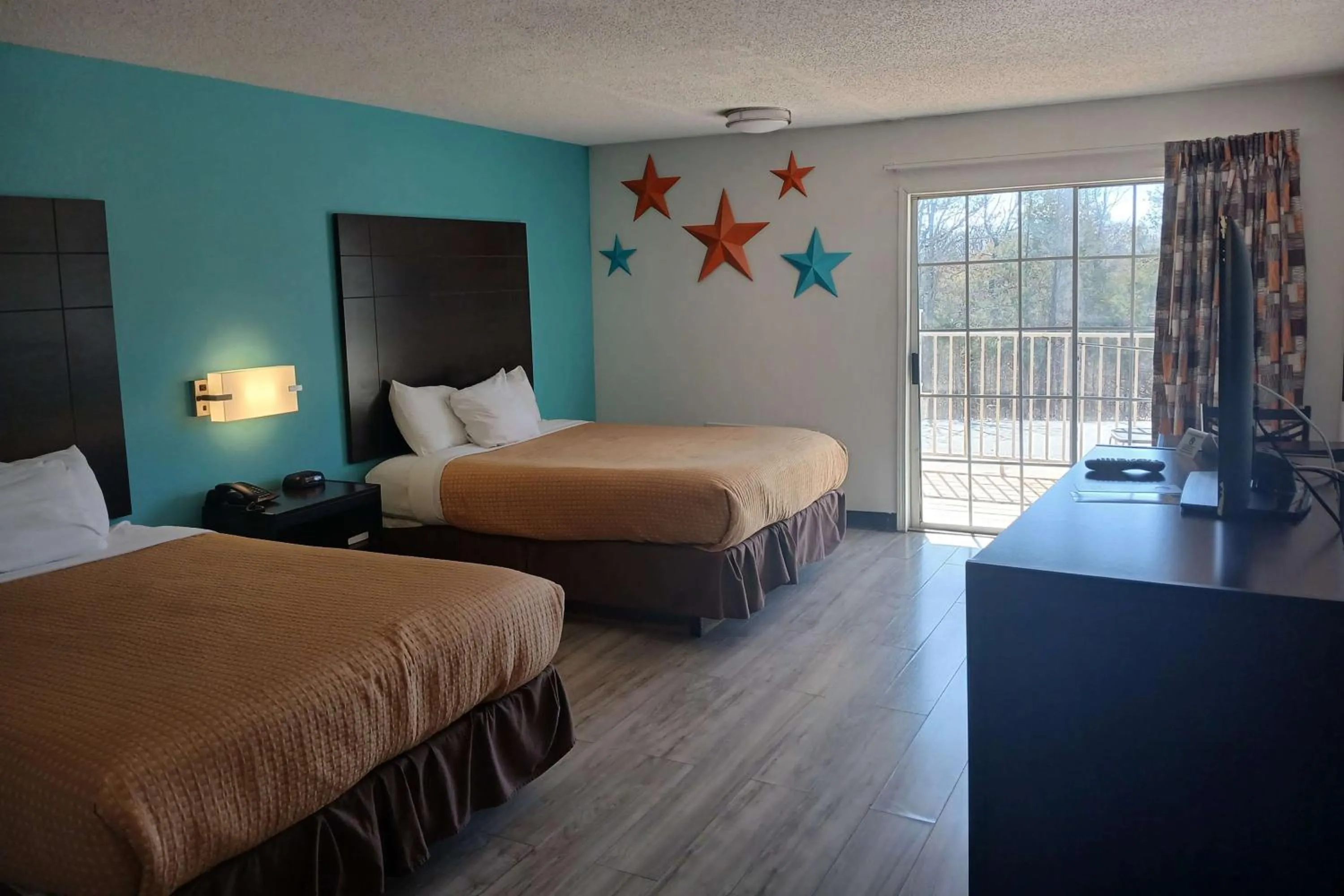 Photo of the whole room, Bed in Howard Johnson by Wyndham Branson Theatre District