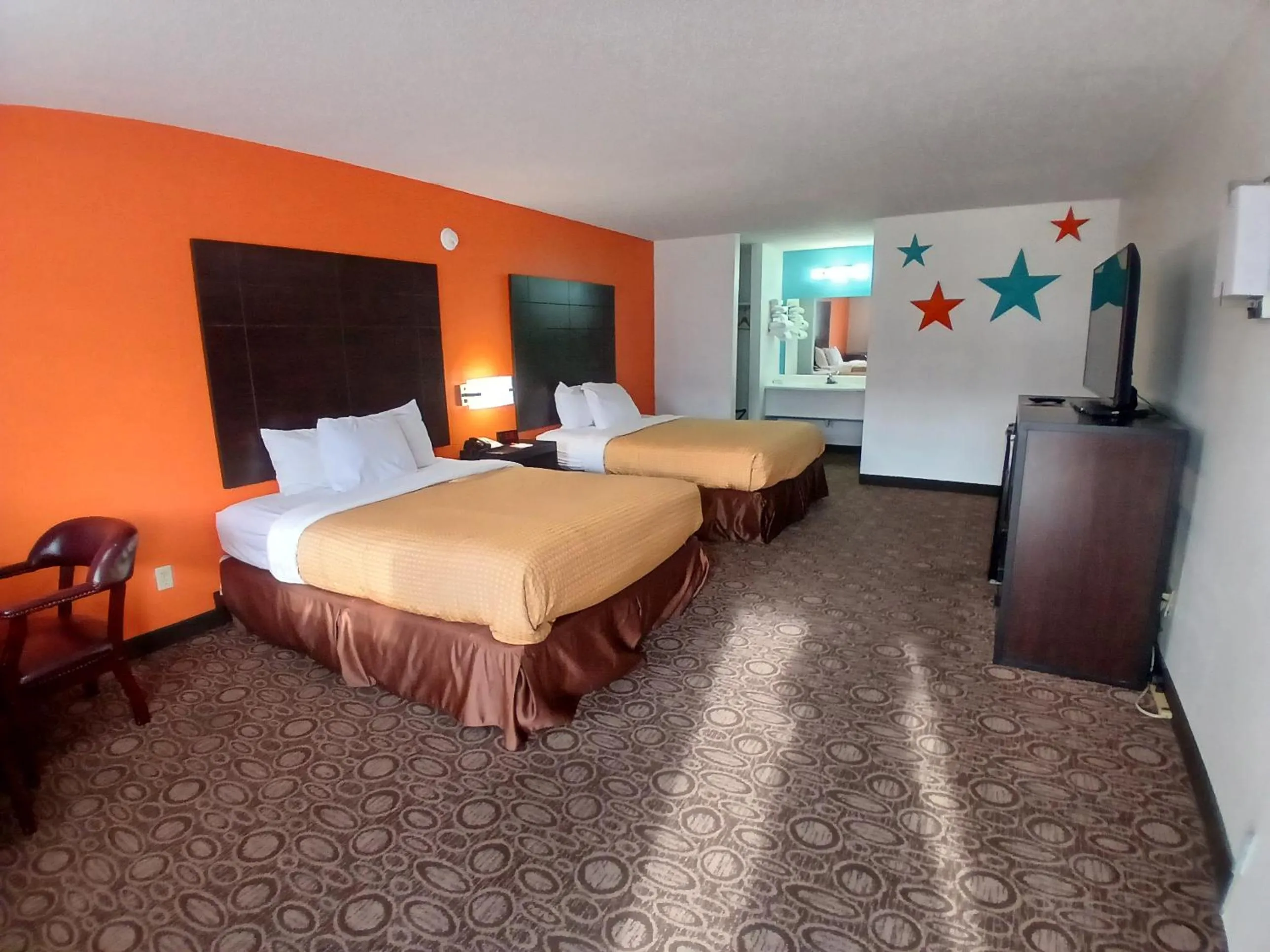 TV and multimedia, Bed in Howard Johnson by Wyndham Branson Theatre District