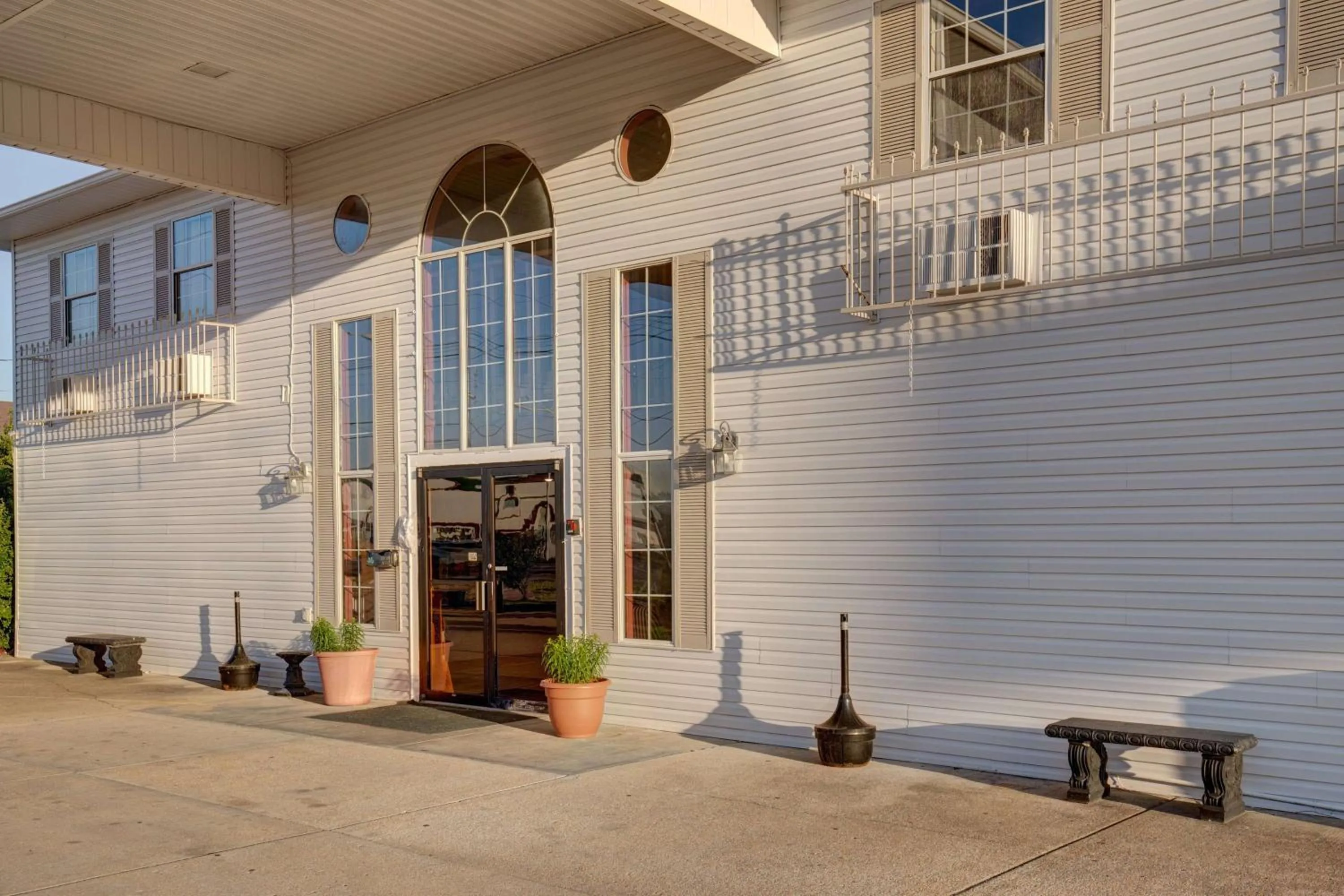 Property building in Southern Oaks Inn