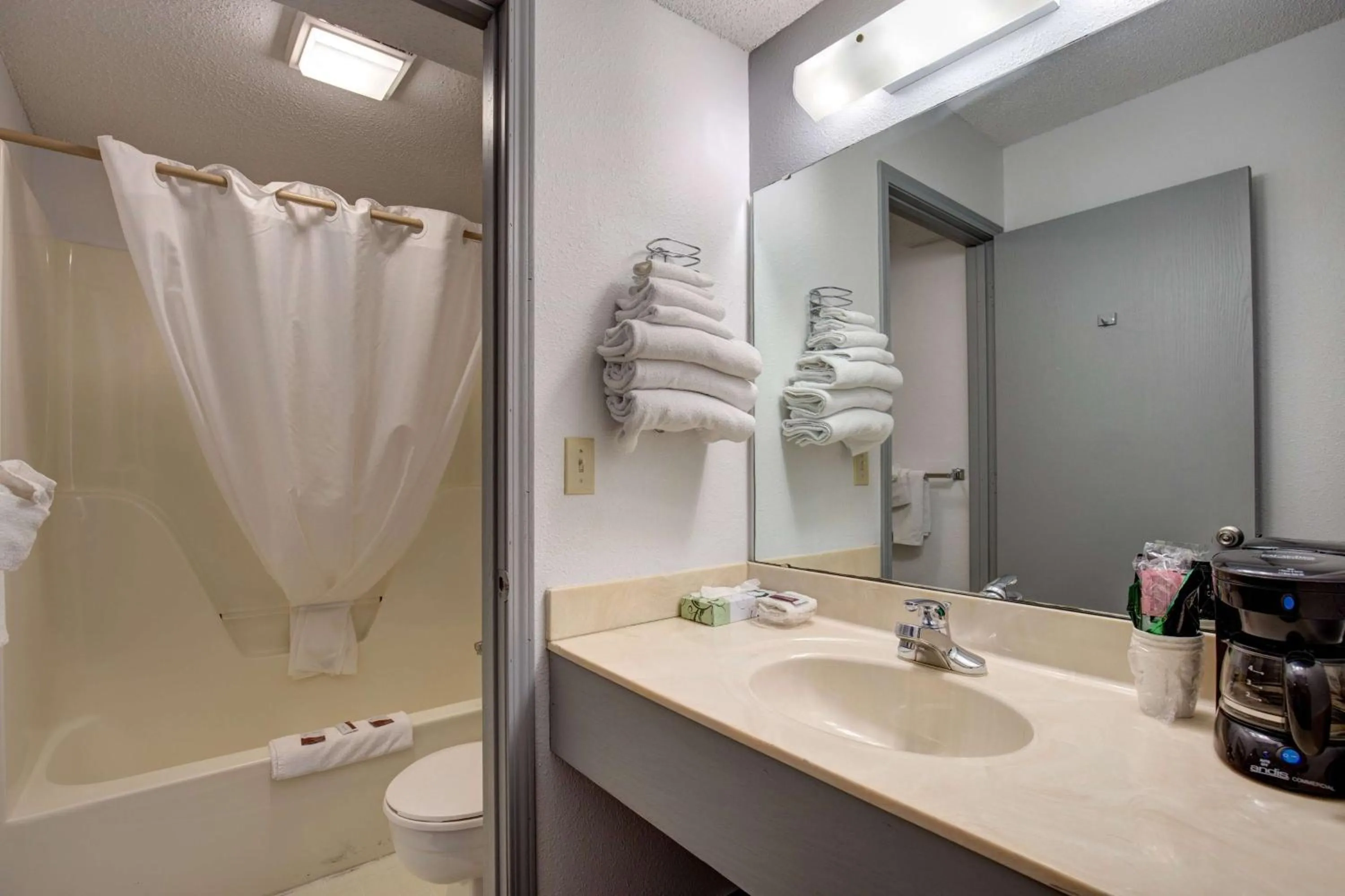 Bathroom in Howard Johnson by Wyndham Branson Theatre District