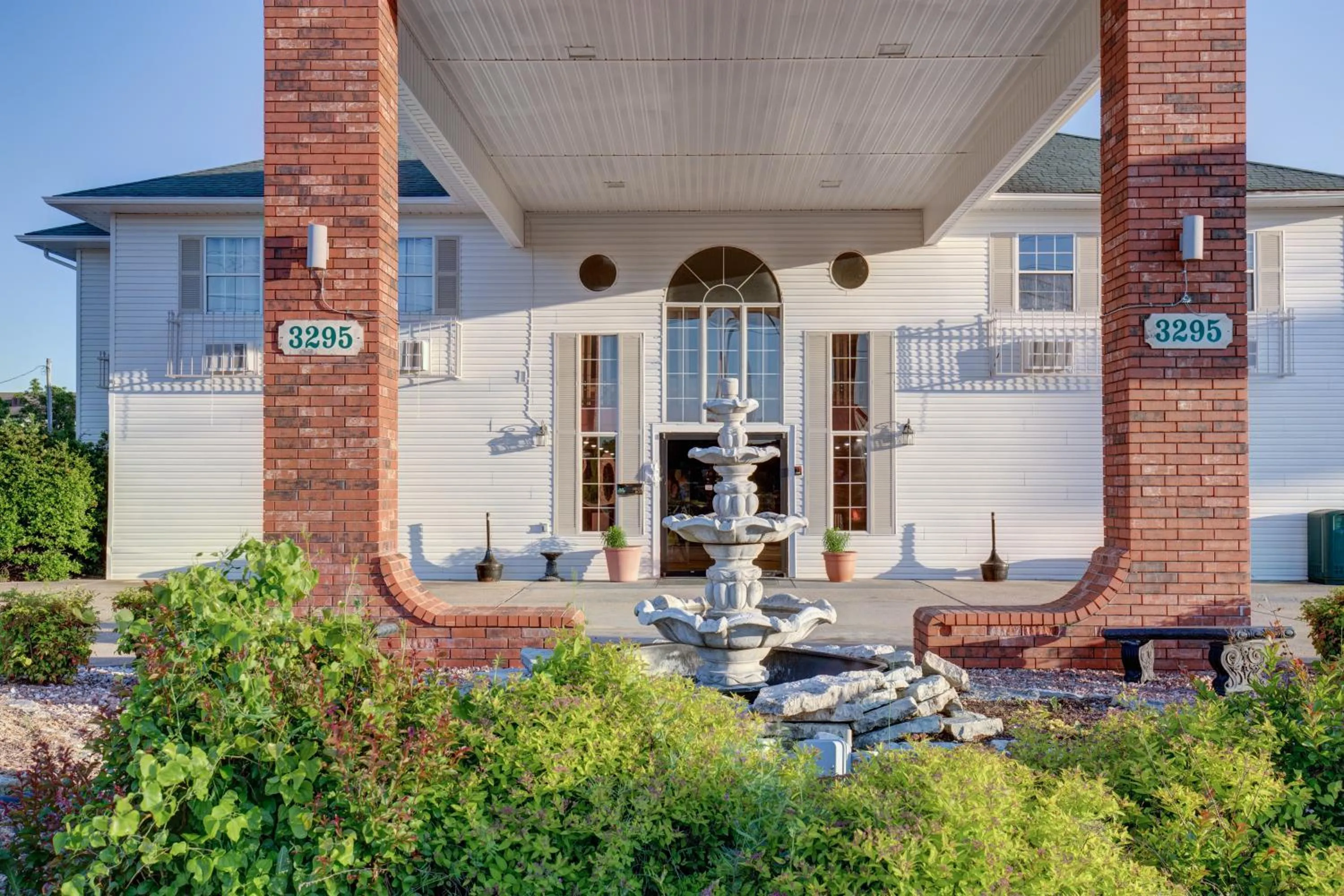 Property building in Howard Johnson by Wyndham Branson Theatre District