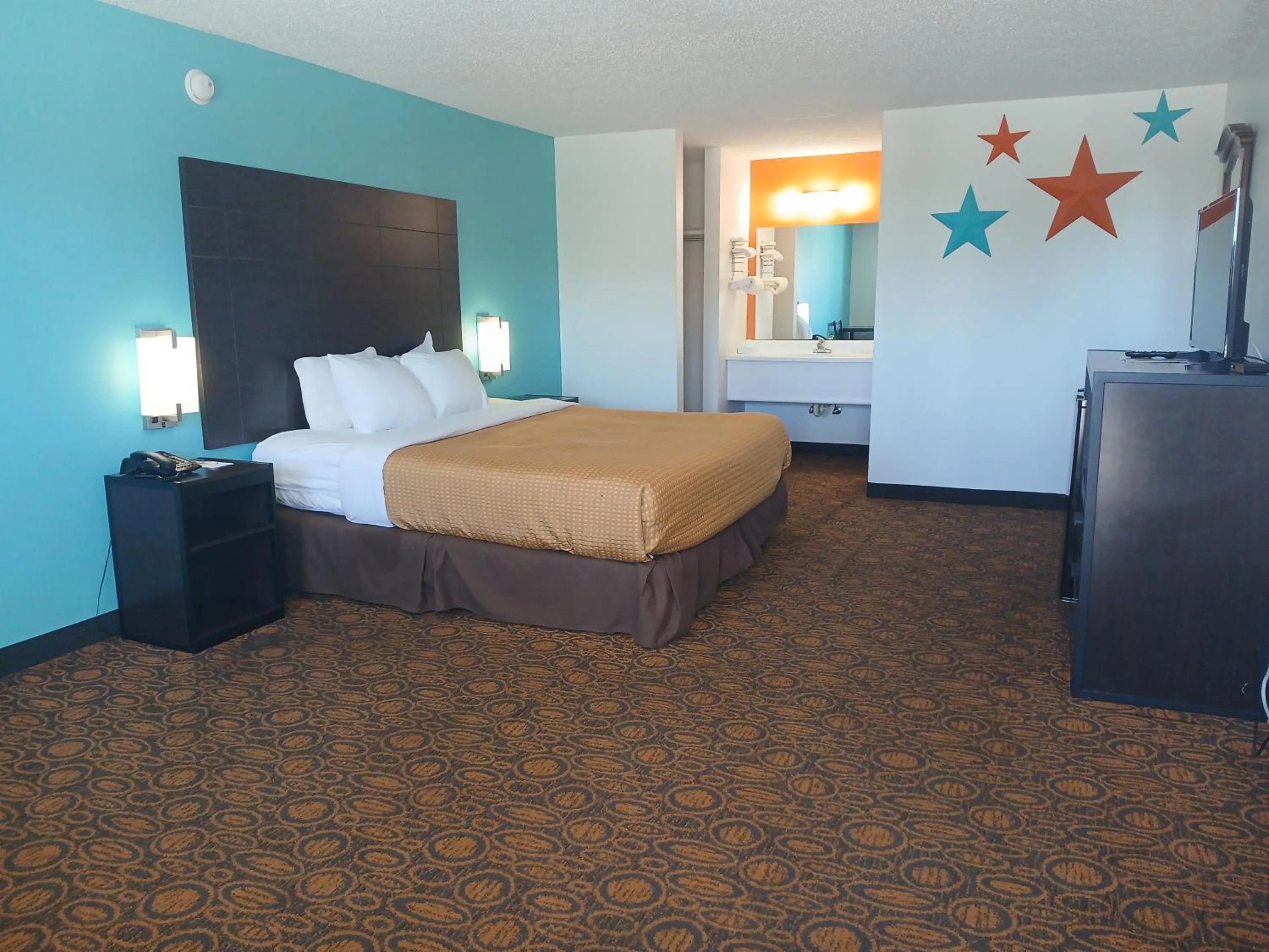 Bedroom, Bed in Howard Johnson by Wyndham Branson Theatre District