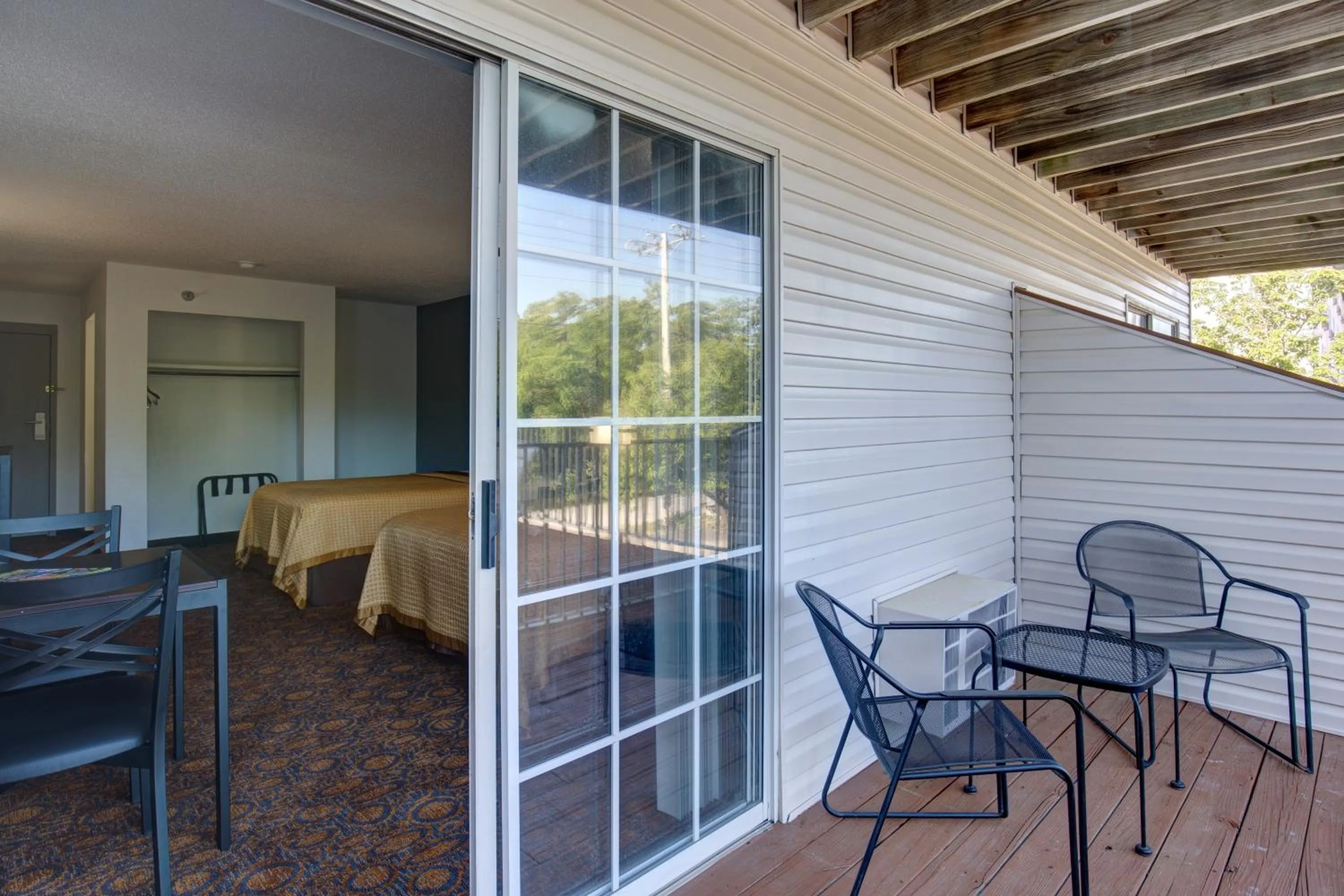 Patio in Howard Johnson by Wyndham Branson Theatre District