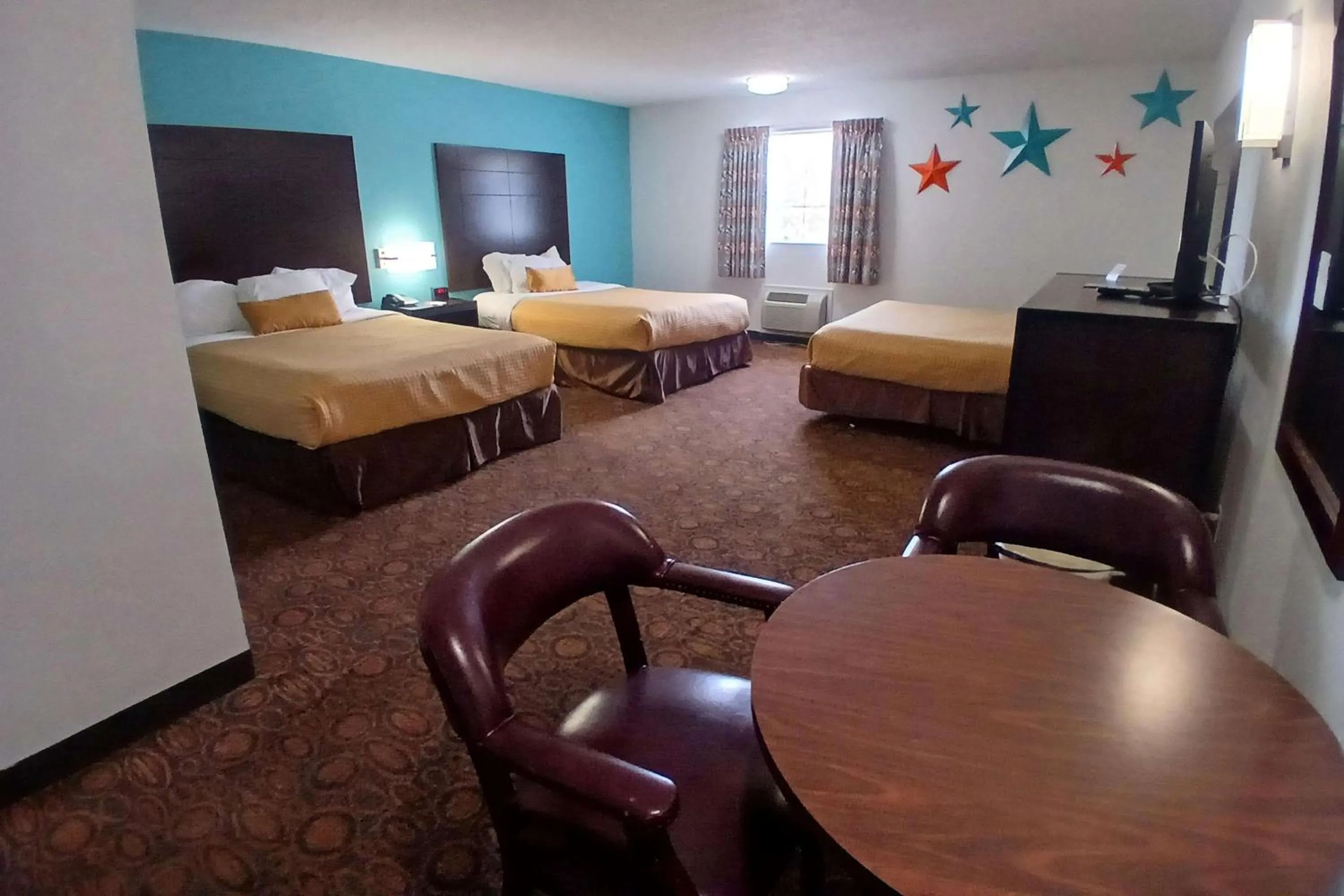Photo of the whole room, Bed in Howard Johnson by Wyndham Branson Theatre District