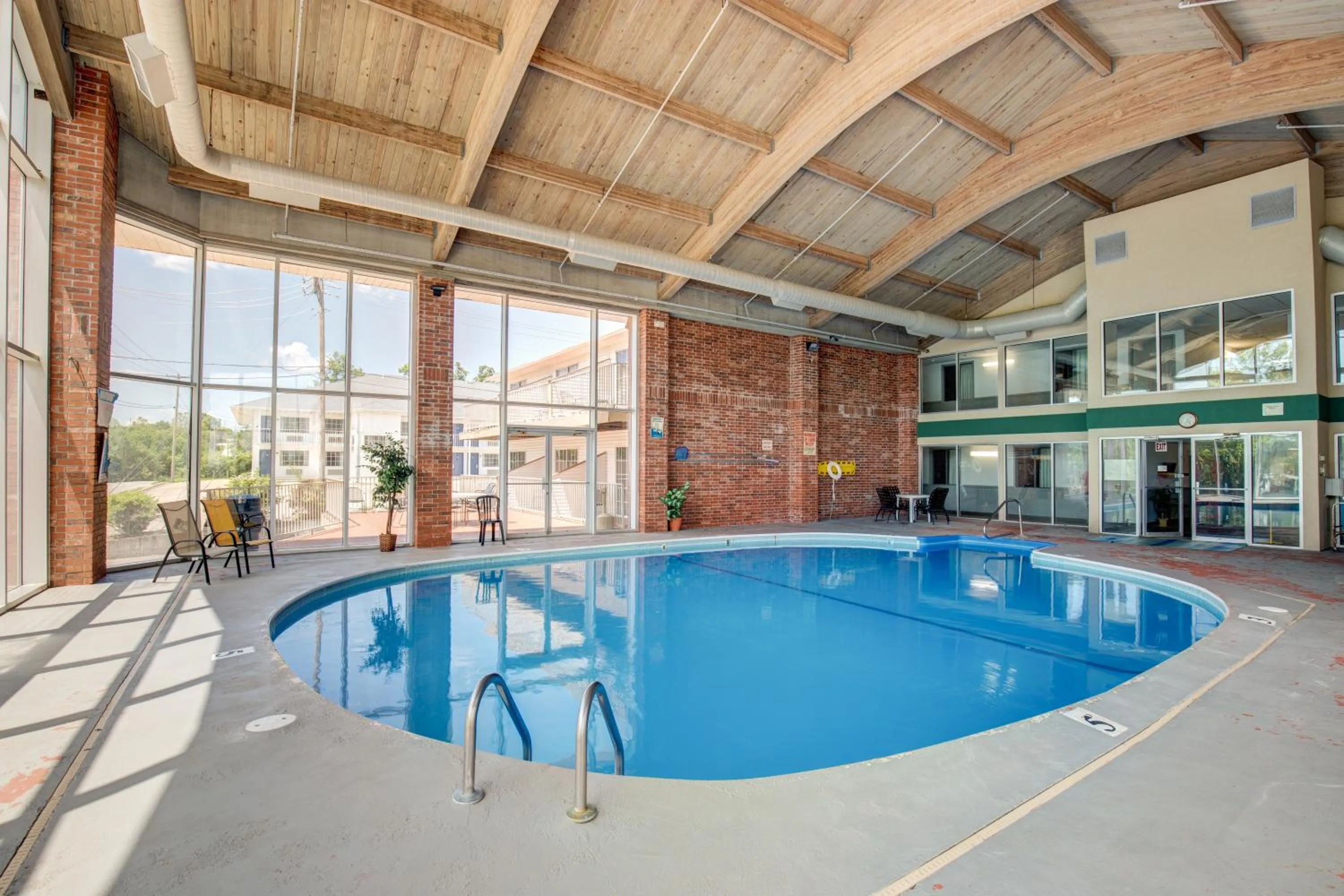 Swimming pool in Howard Johnson by Wyndham Branson Theatre District