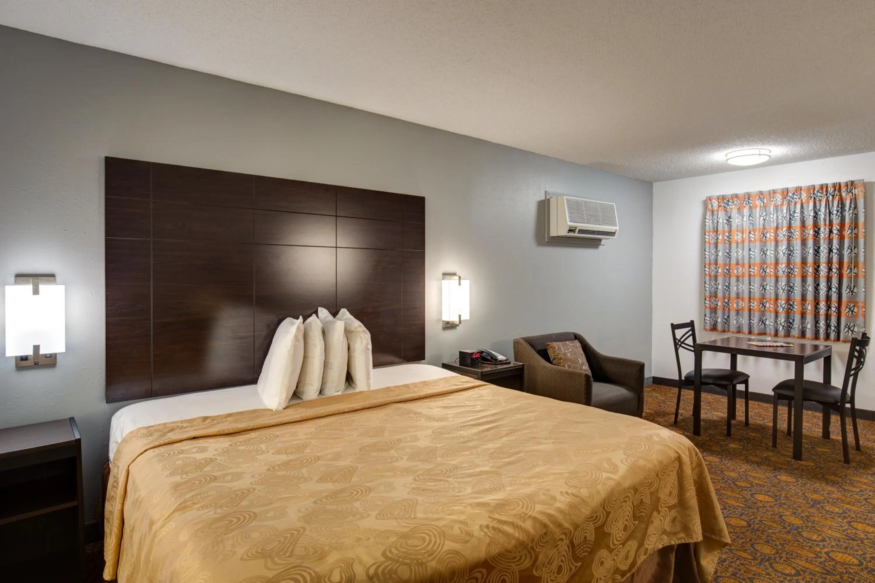 Bed in Southern Oaks Inn