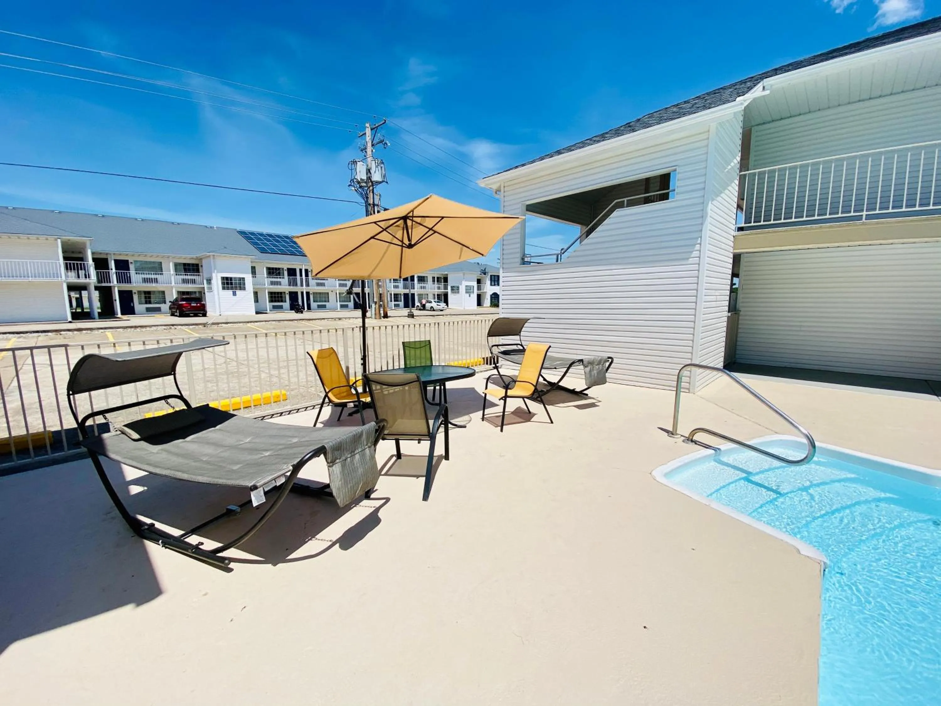 Swimming pool in Howard Johnson by Wyndham Branson Theatre District