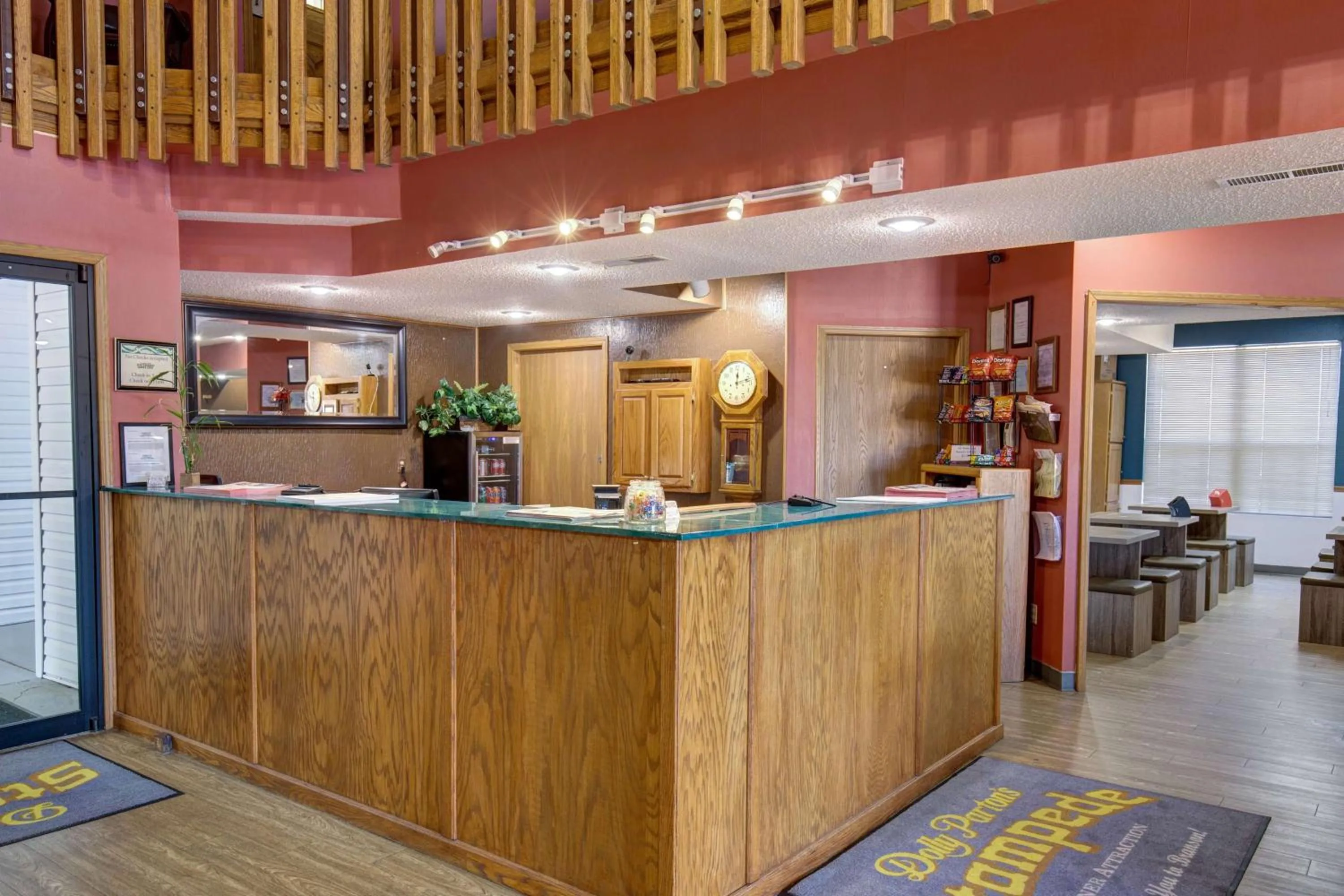 Lobby or reception in Howard Johnson by Wyndham Branson Theatre District