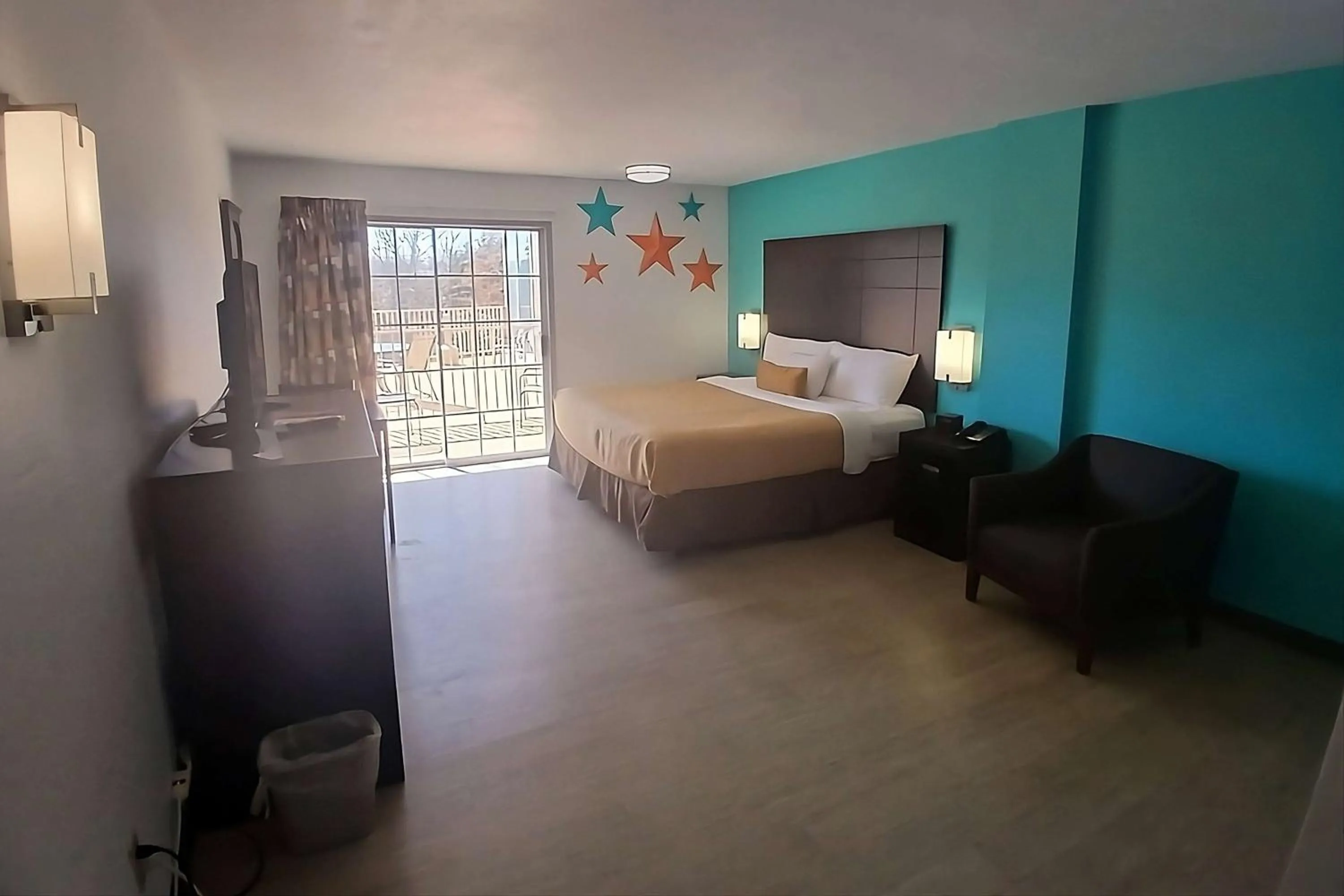 Photo of the whole room, Bed in Howard Johnson by Wyndham Branson Theatre District