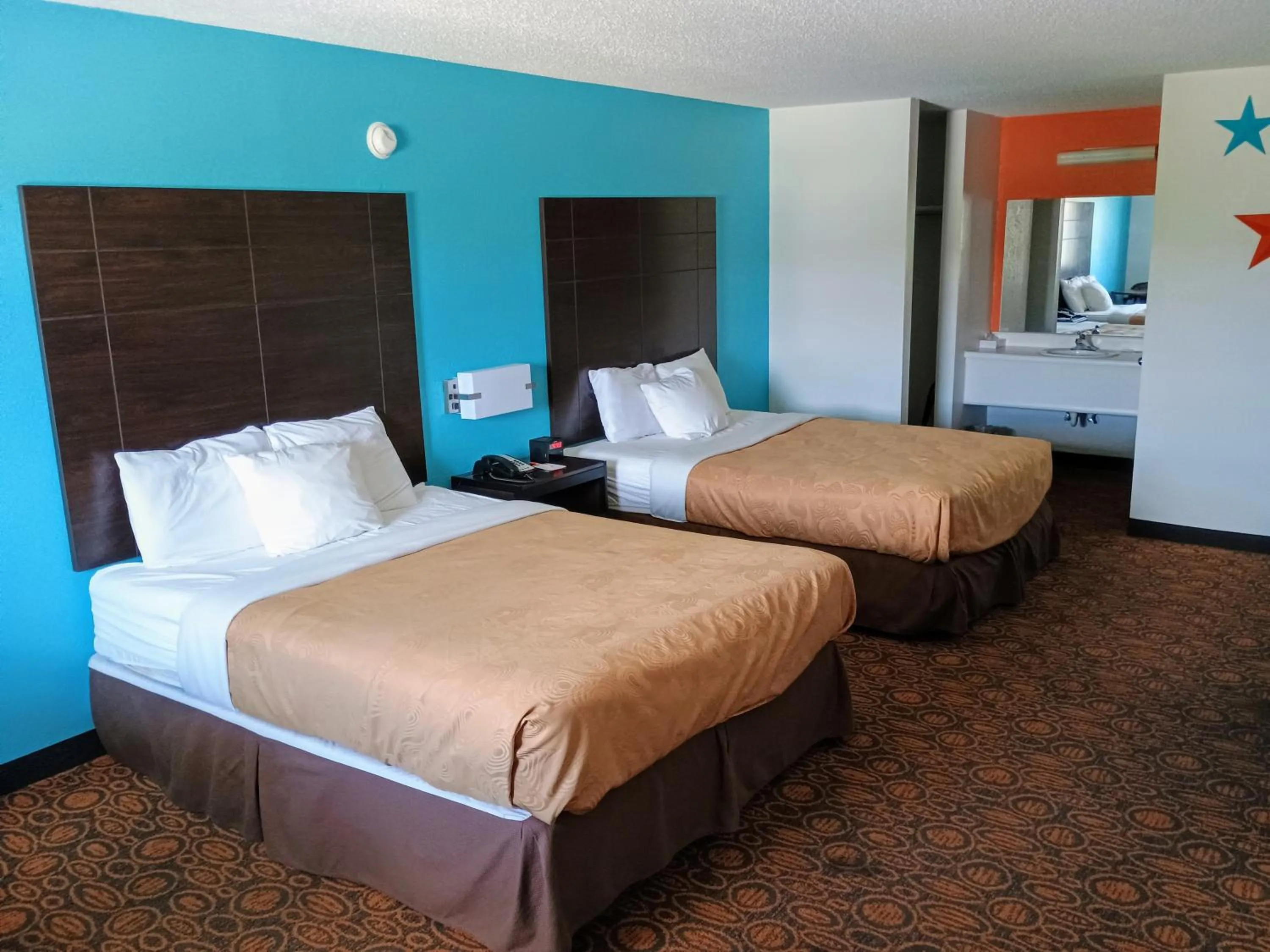 Bedroom, Bed in Howard Johnson by Wyndham Branson Theatre District