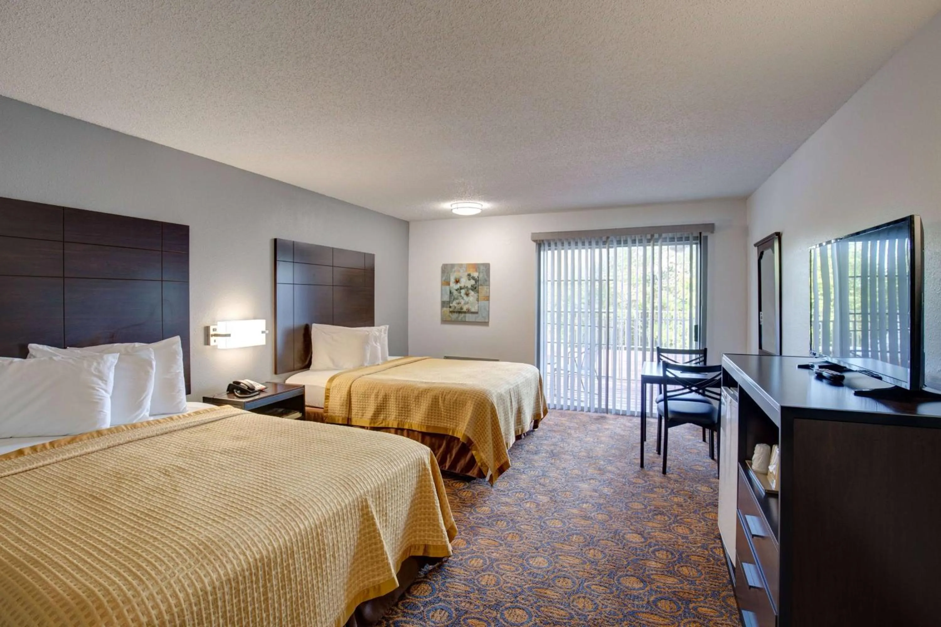 Photo of the whole room, Bed in Southern Oaks Inn