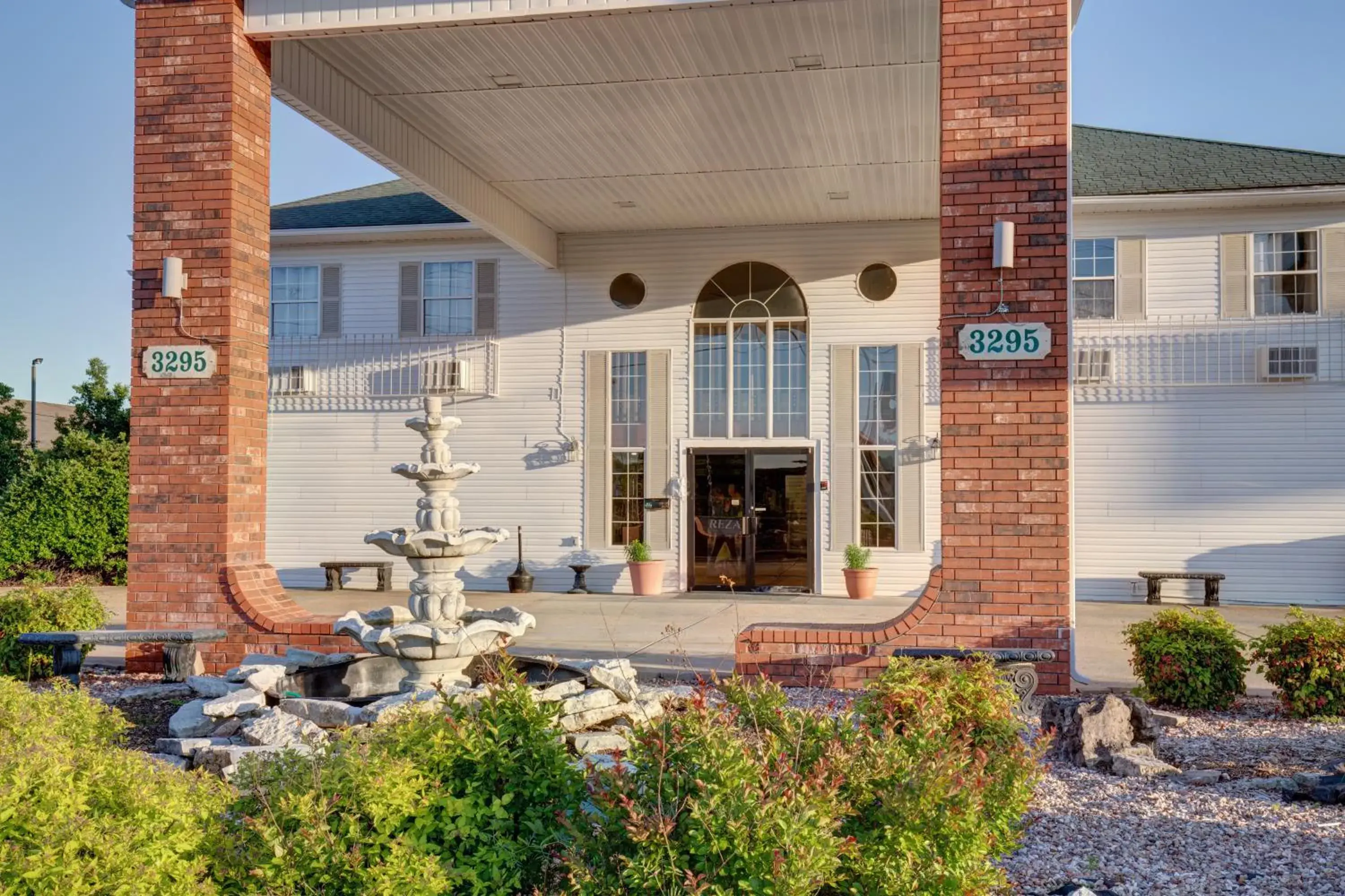 Property building in Howard Johnson by Wyndham Branson Theatre District Property building in Howard Johnson by Wyndham Branson Theatre District