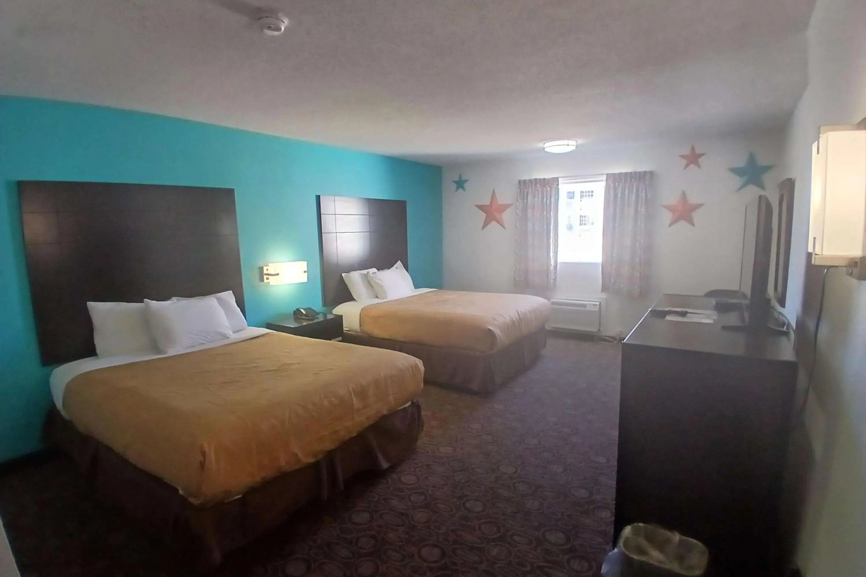 Photo of the whole room, Bed in Howard Johnson by Wyndham Branson Theatre District