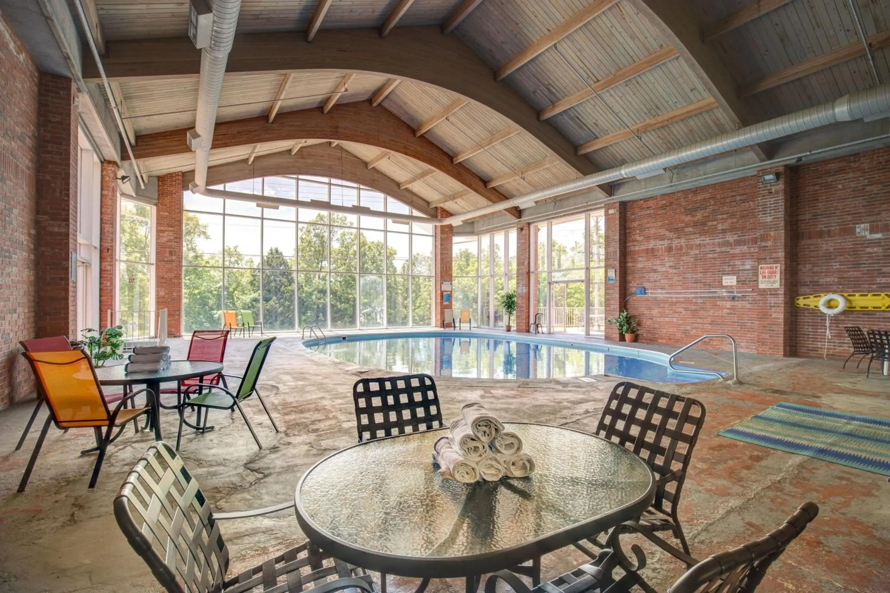 Swimming pool in Howard Johnson by Wyndham Branson Theatre District Swimming pool in Howard Johnson by Wyndham Branson Theatre District