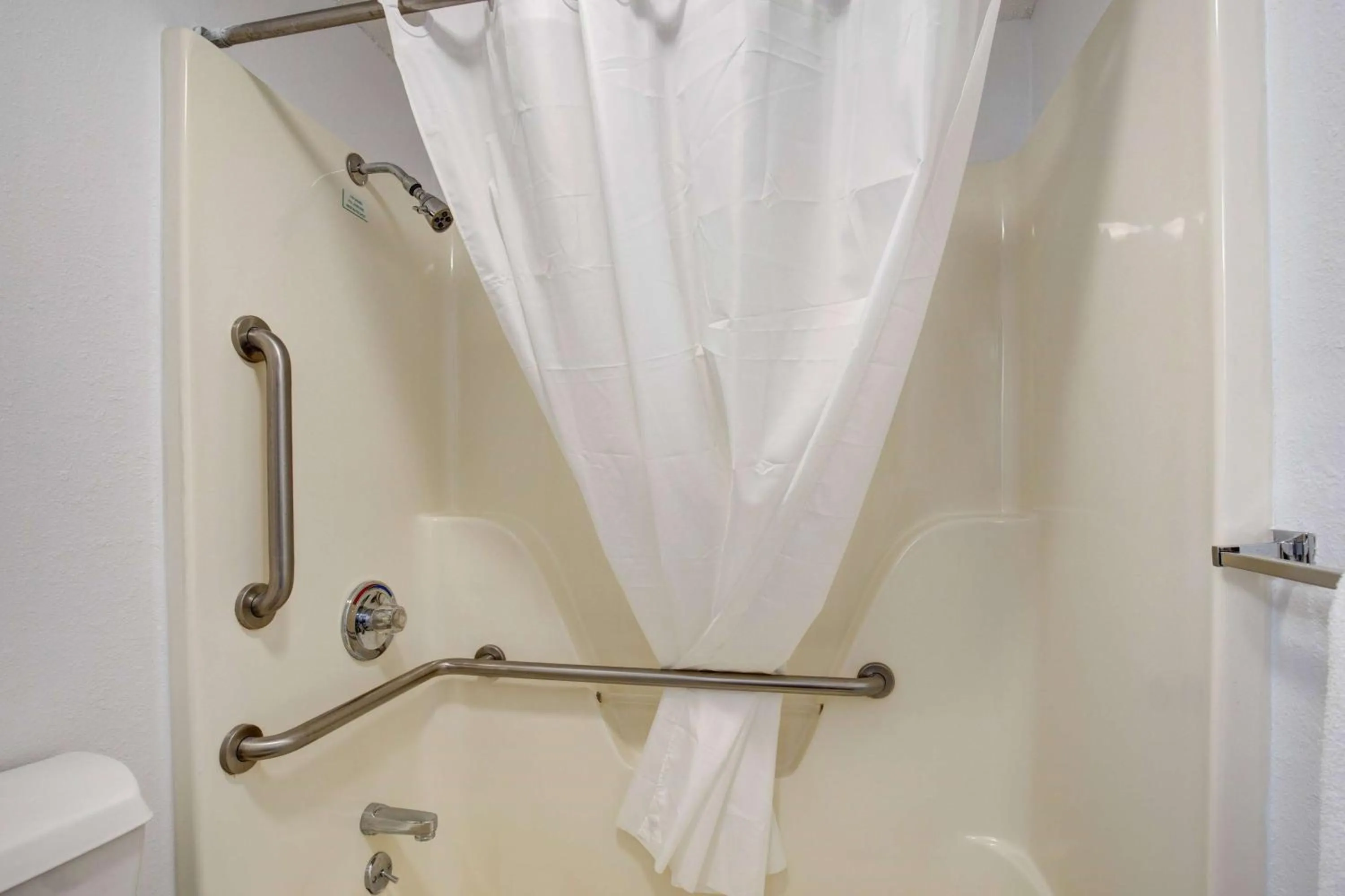 Bathroom in Howard Johnson by Wyndham Branson Theatre District