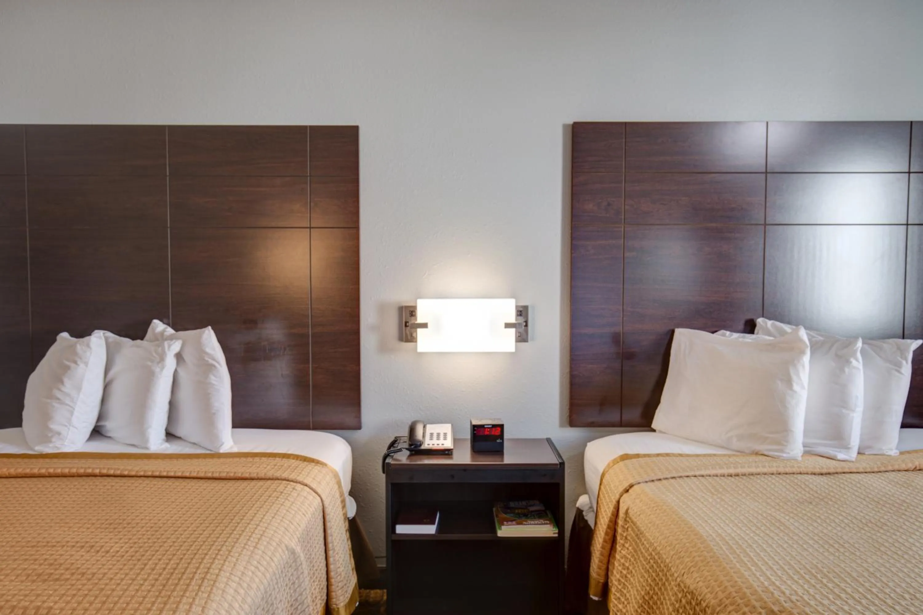 Bed in Southern Oaks Inn