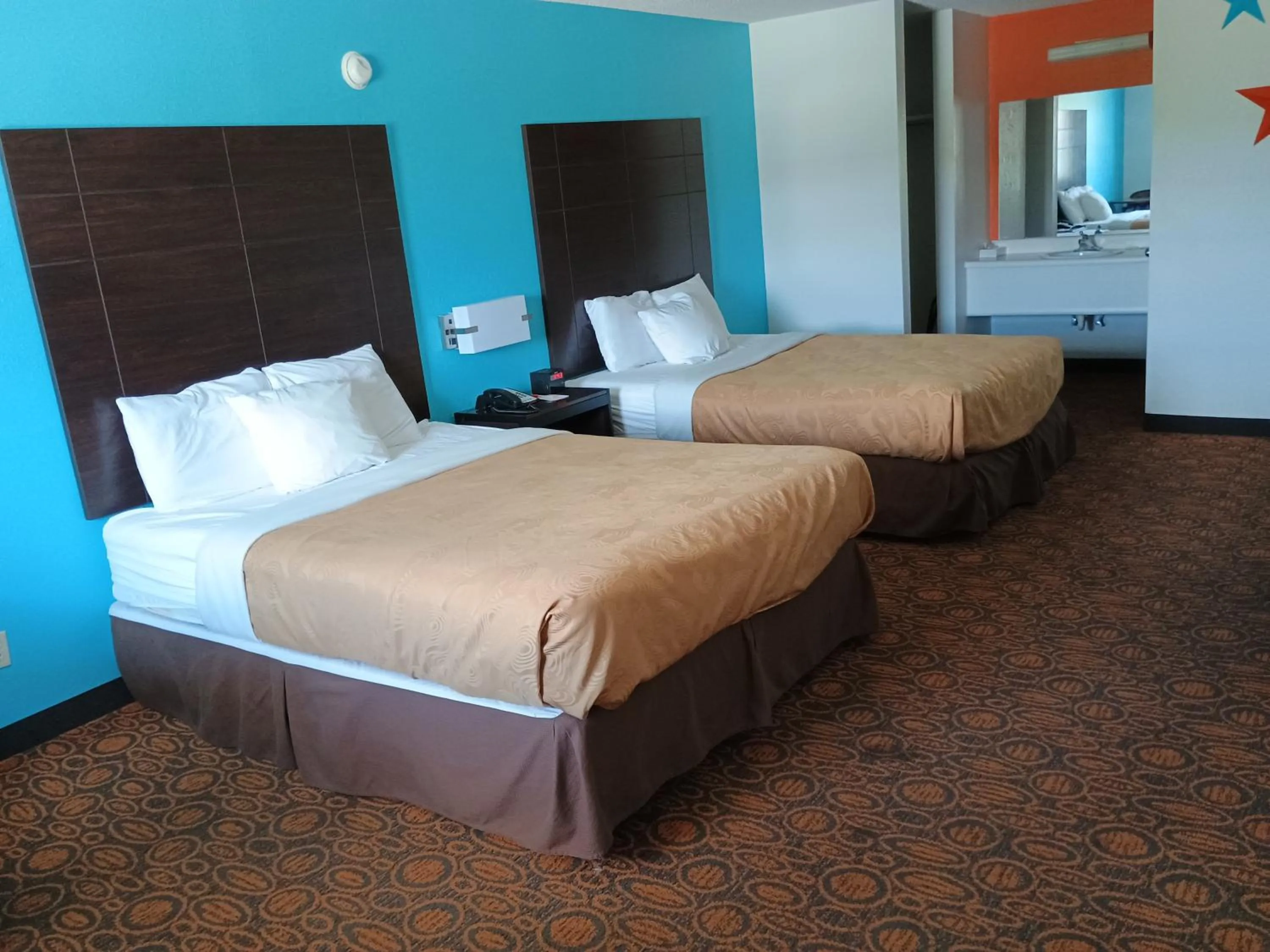 Bedroom, Bed in Howard Johnson by Wyndham Branson Theatre District