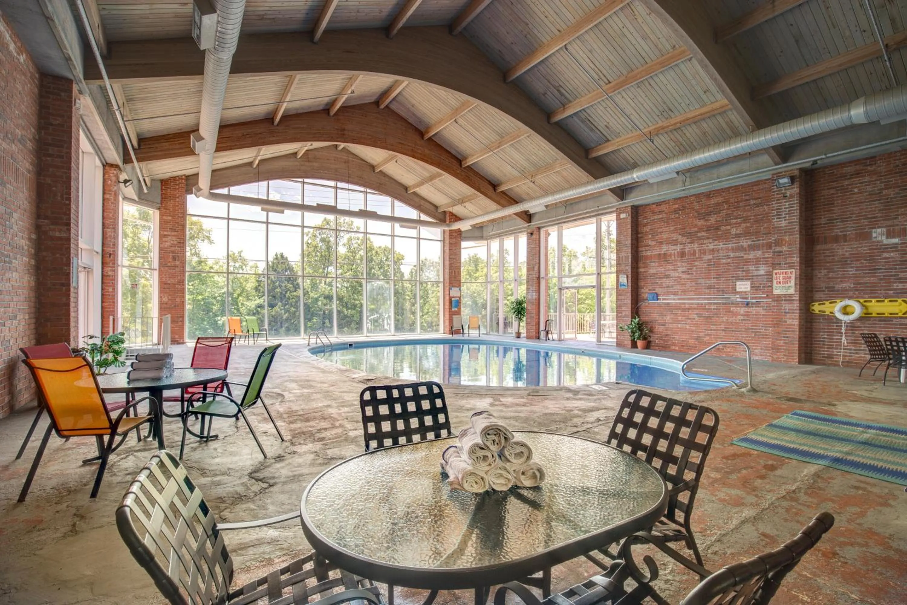 Swimming pool in Howard Johnson by Wyndham Branson Theatre District
