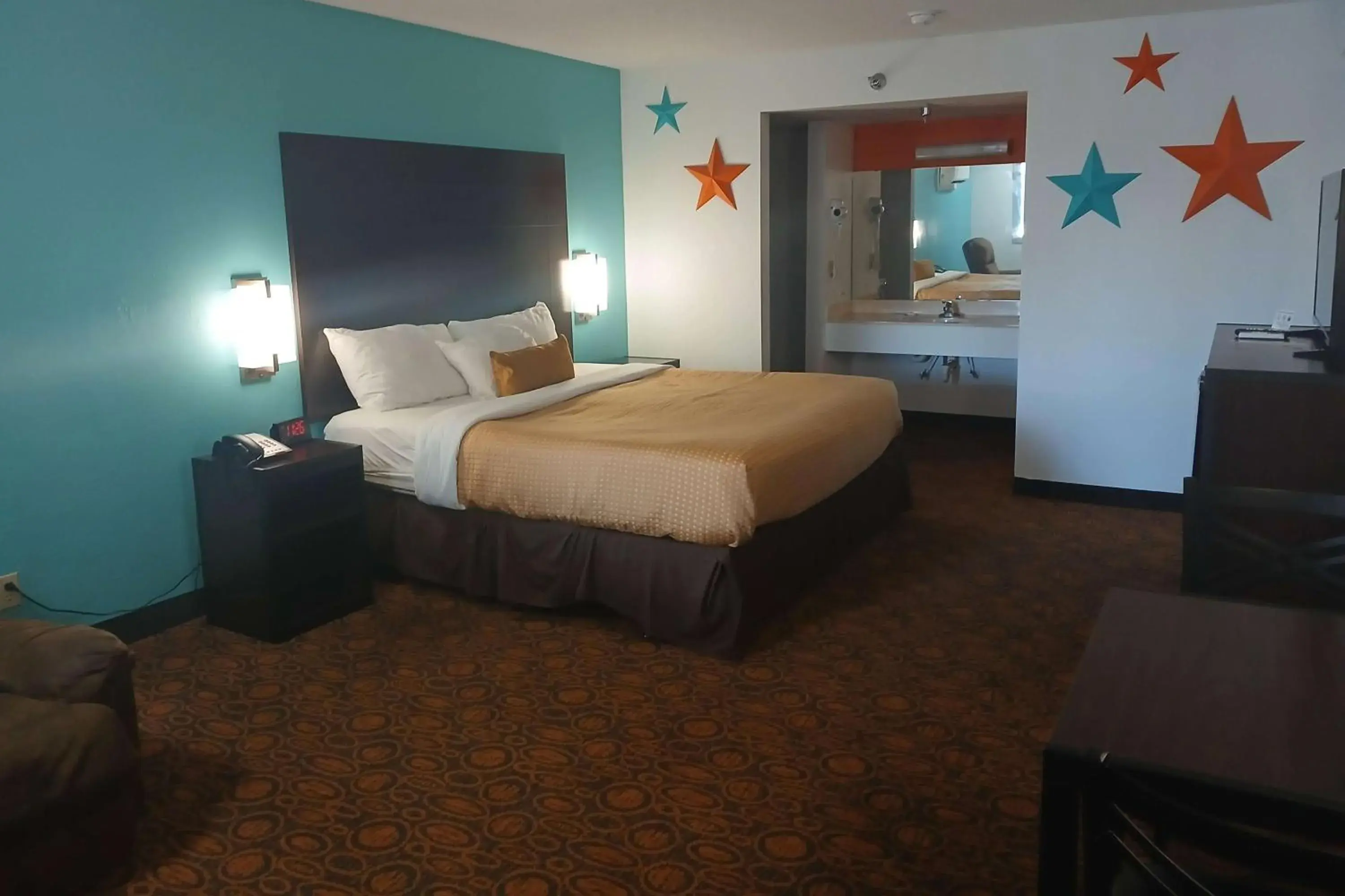 Photo of the whole room, Bed in Howard Johnson by Wyndham Branson Theatre District Photo of the whole room, Bed in Howard Johnson by Wyndham Branson Theatre District