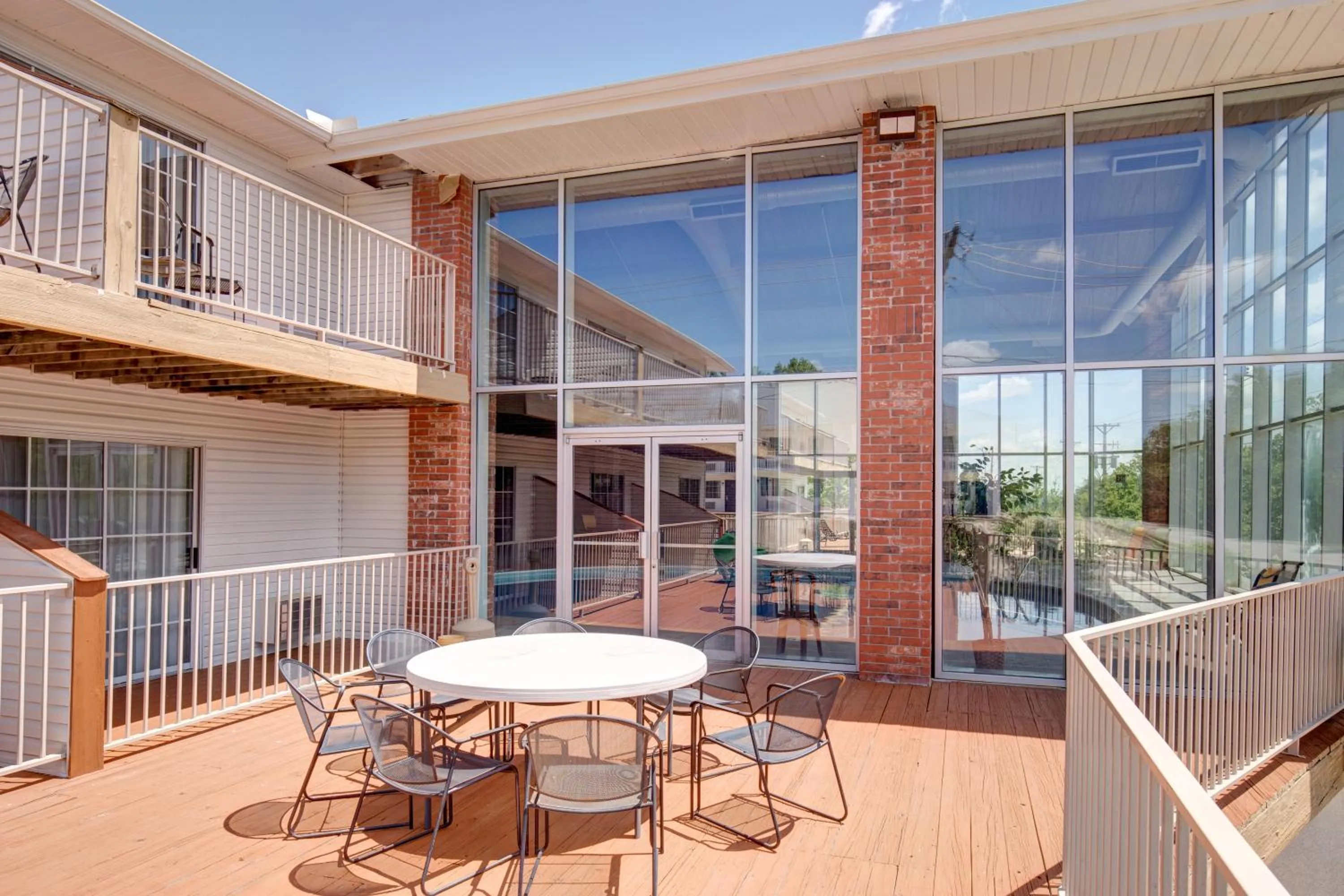 Patio in Howard Johnson by Wyndham Branson Theatre District