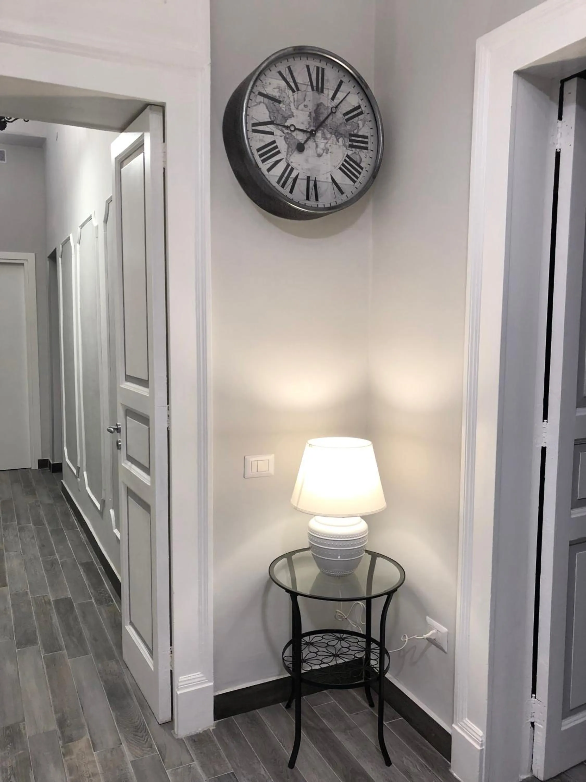 Decorative detail in Caio Duilio B&B