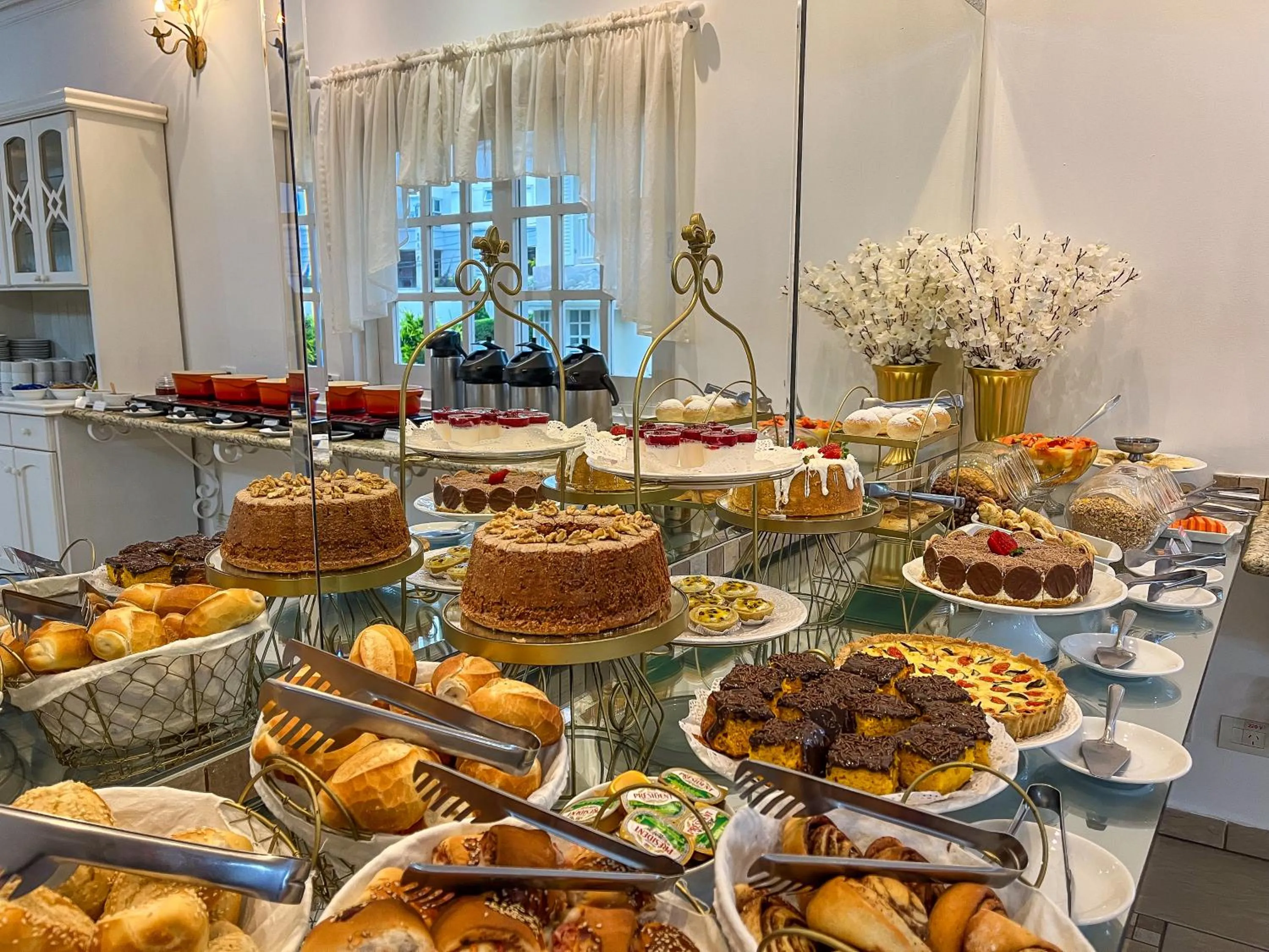 Buffet breakfast in Pousada Nacional Inn Campos do Jordão