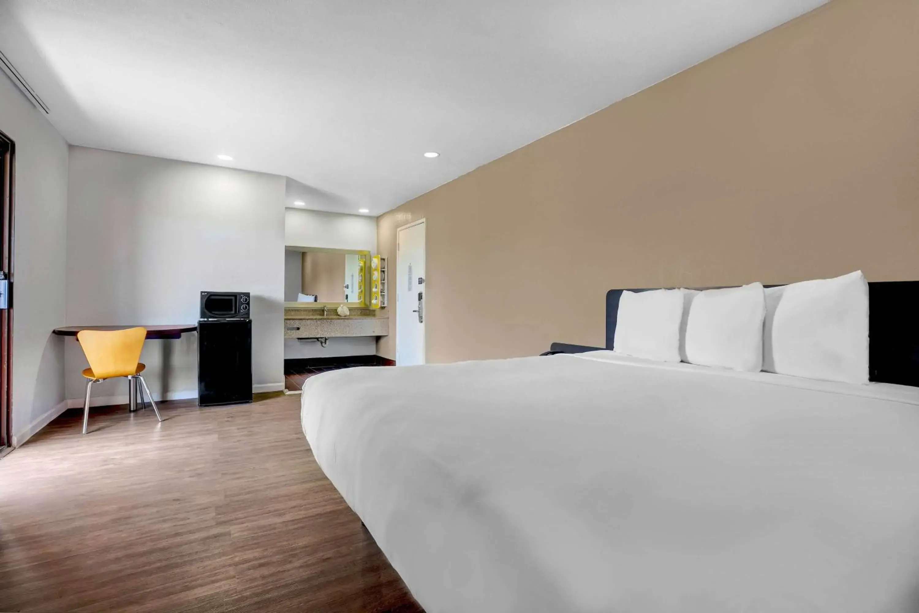 Photo of the whole room, Bed in Motel 6-Ukiah, CA - North Photo of the whole room, Bed in Motel 6-Ukiah, CA - North