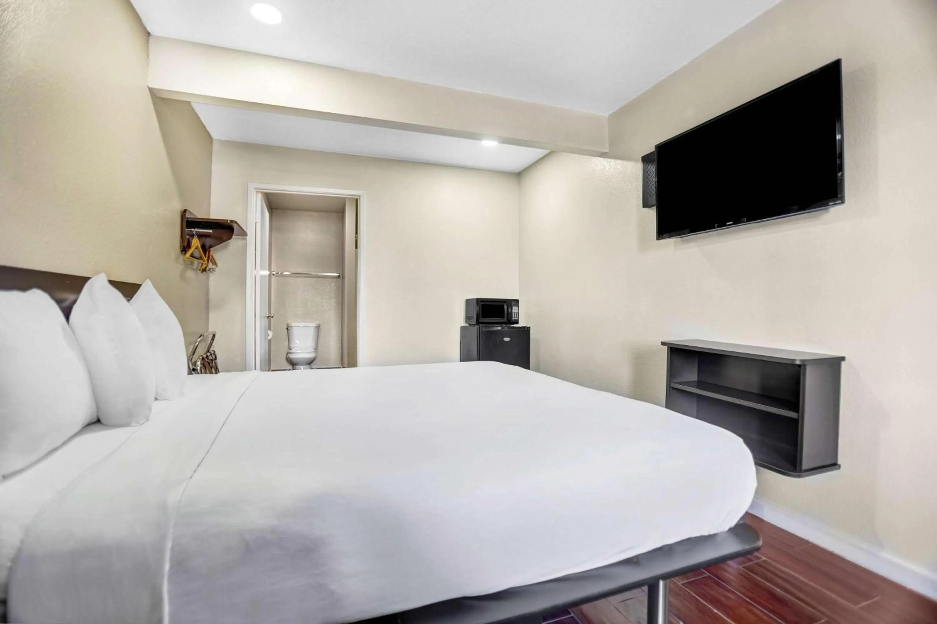 Photo of the whole room, Bed in Motel 6-Ukiah, CA - North