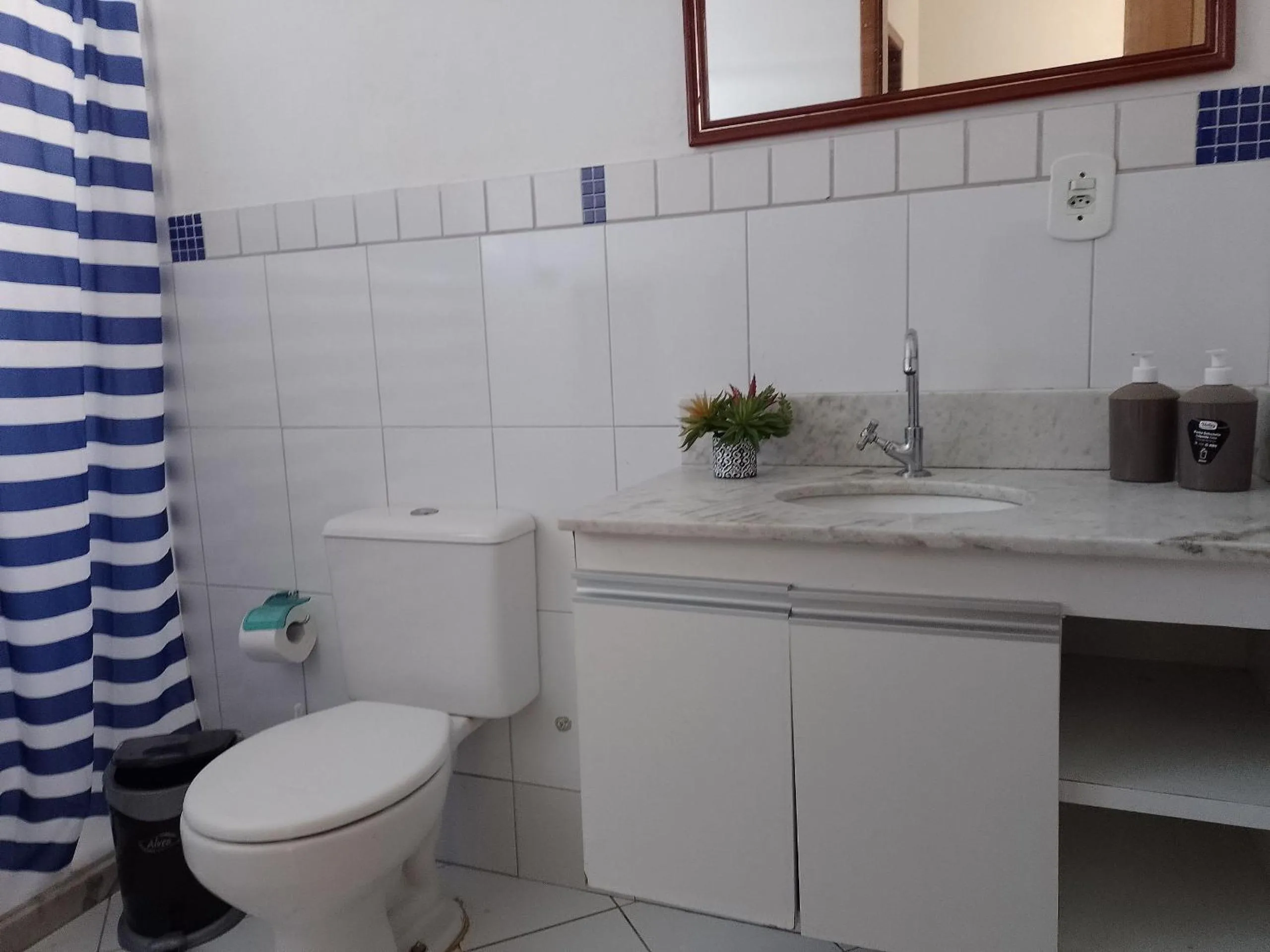Toilet in ECONOMICS- Amplo, Ventilado e Aconchegante